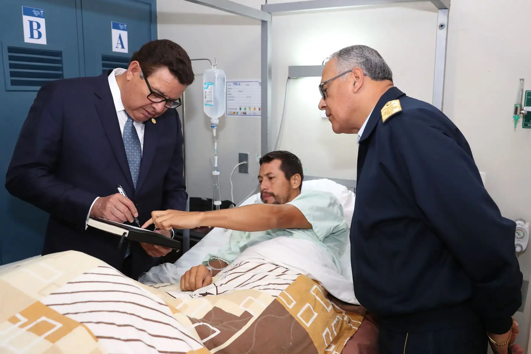 El ministro de Defensa, José Huerta Torres, visitó esta mañana a los dos miembros de las Fuerzas Armadas que resultaron heridos en la exitosa operación antiterrorista ejecutada ayer en el Vraem y que concluyó con el abatimiento del delincuente terrorista identificado como “Basilio”. Foto: ANDINA/Mindef