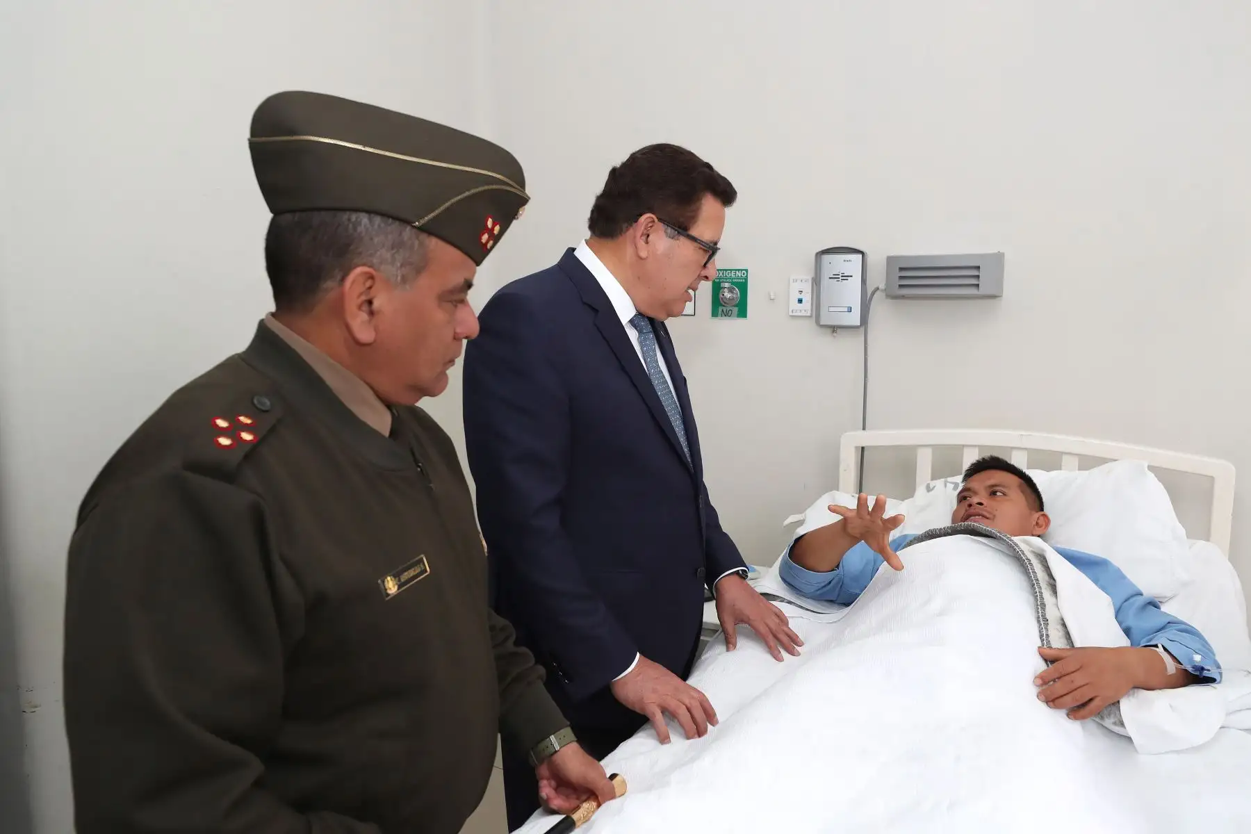 El ministro de Defensa, José Huerta Torres, visitó esta mañana a los dos miembros de las Fuerzas Armadas que resultaron heridos en la exitosa operación antiterrorista ejecutada ayer en el Vraem y que concluyó con el abatimiento del delincuente terrorista identificado como “Basilio”. Foto: ANDINA/Mindef