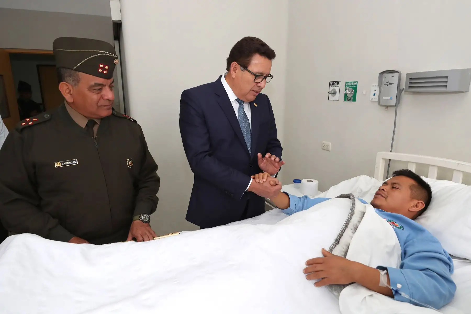 El ministro de Defensa, José Huerta Torres, visitó esta mañana a los dos miembros de las Fuerzas Armadas que resultaron heridos en la exitosa operación antiterrorista ejecutada ayer en el Vraem y que concluyó con el abatimiento del delincuente terrorista identificado como “Basilio”. Foto: ANDINA/Mindef