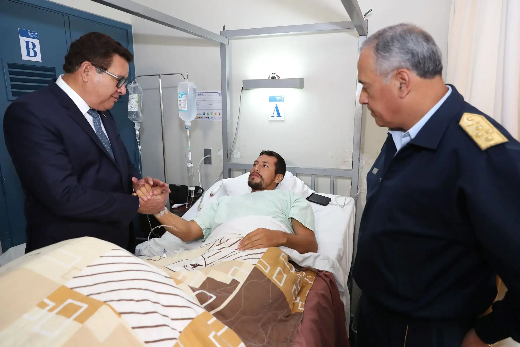 El ministro de Defensa, José Huerta Torres, visitó esta mañana a los dos miembros de las Fuerzas Armadas que resultaron heridos en la exitosa operación antiterrorista ejecutada ayer en el Vraem y que concluyó con el abatimiento del delincuente terrorista identificado como “Basilio”. Foto: ANDINA/Mindef