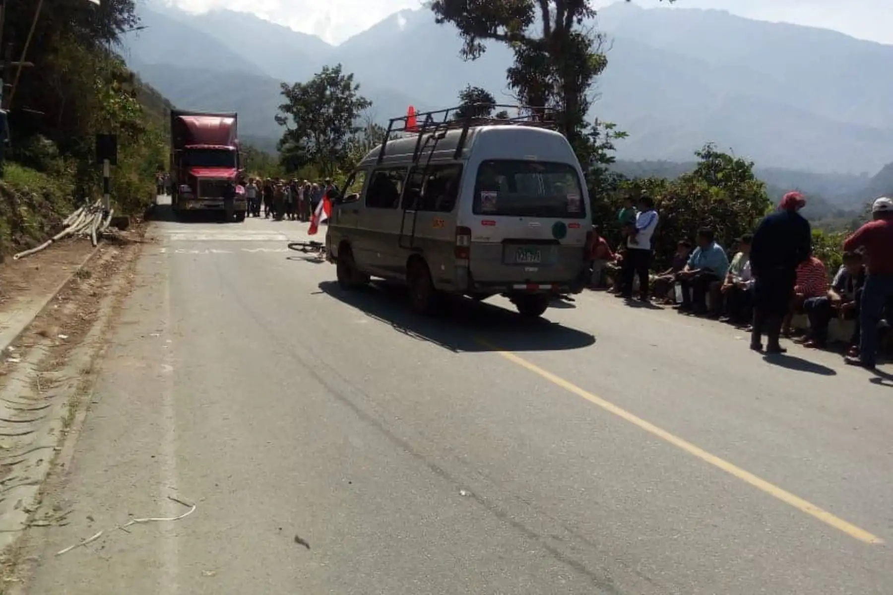 Piquetes de productores cocaleros bloquean diversos tramos de la carretera Cusco-Quillabamba, vía alterna de ingreso al parque arqueológico de Machu Picchu.