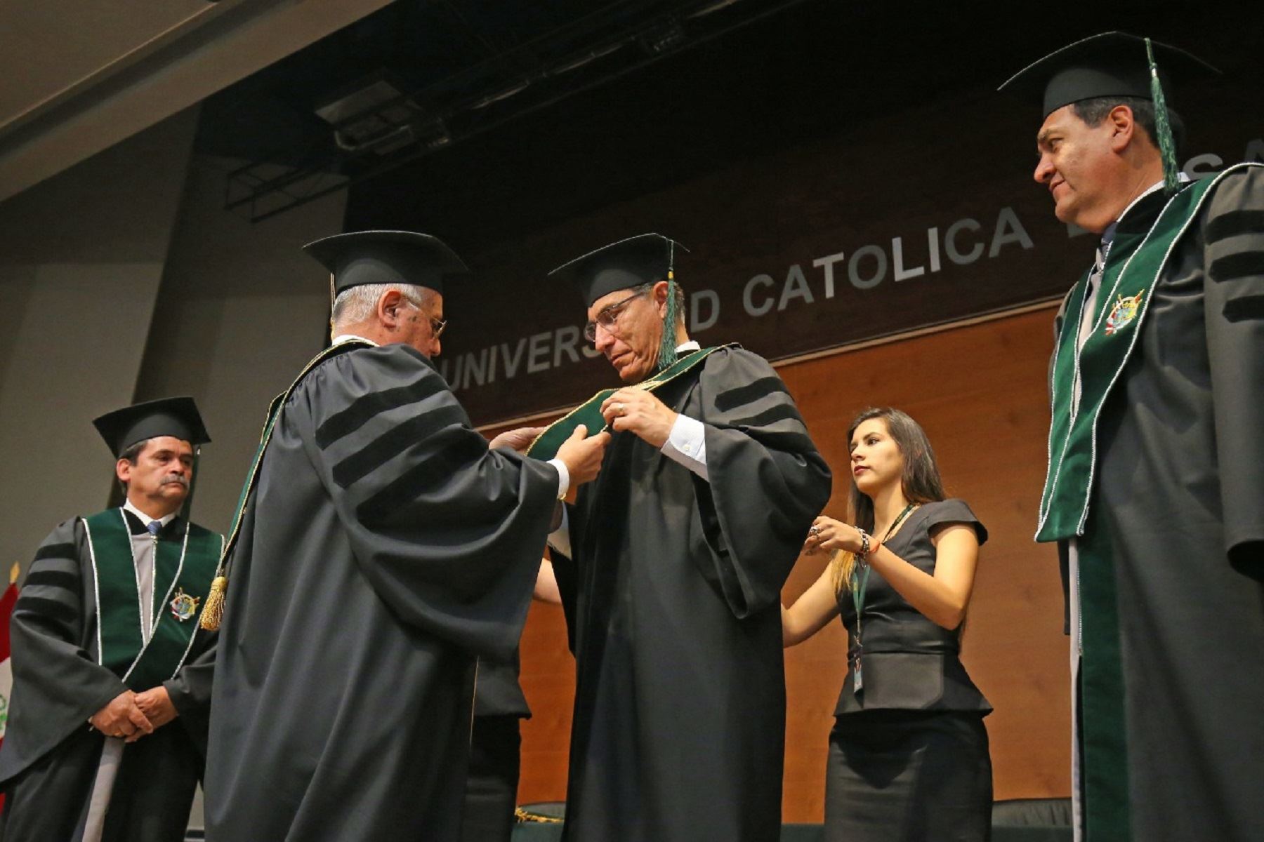 Presidente de la República, Martín Vizcarra, recibe el Honoris Causa de la Universidad Católica de Santa María, en Arequipa. Foto: Presidencia.