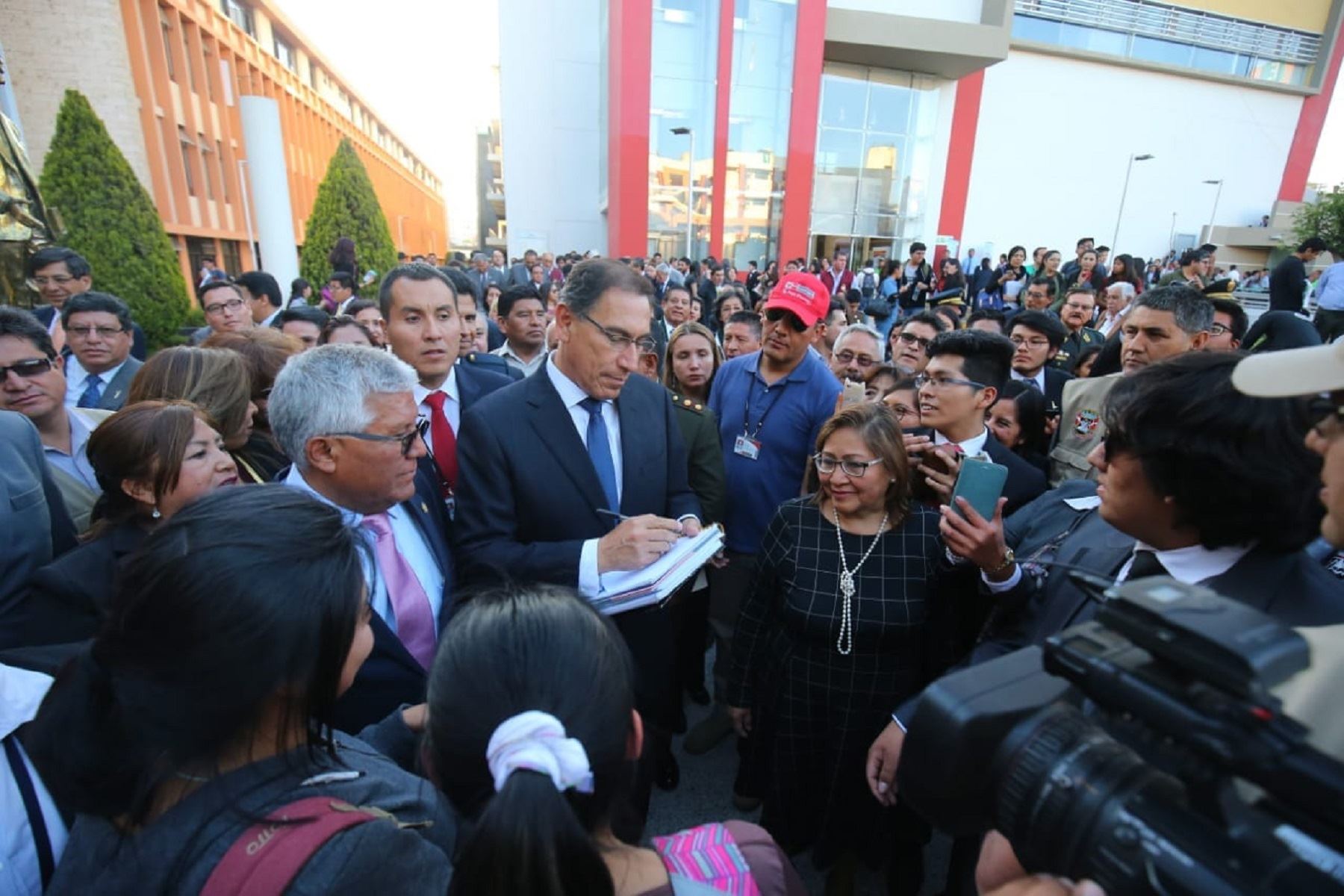 Presidente de la República, Martín Vizcarra, durante su visita a la Universidad Católica de Santa María, en Arequipa. Foto: Presidencia.