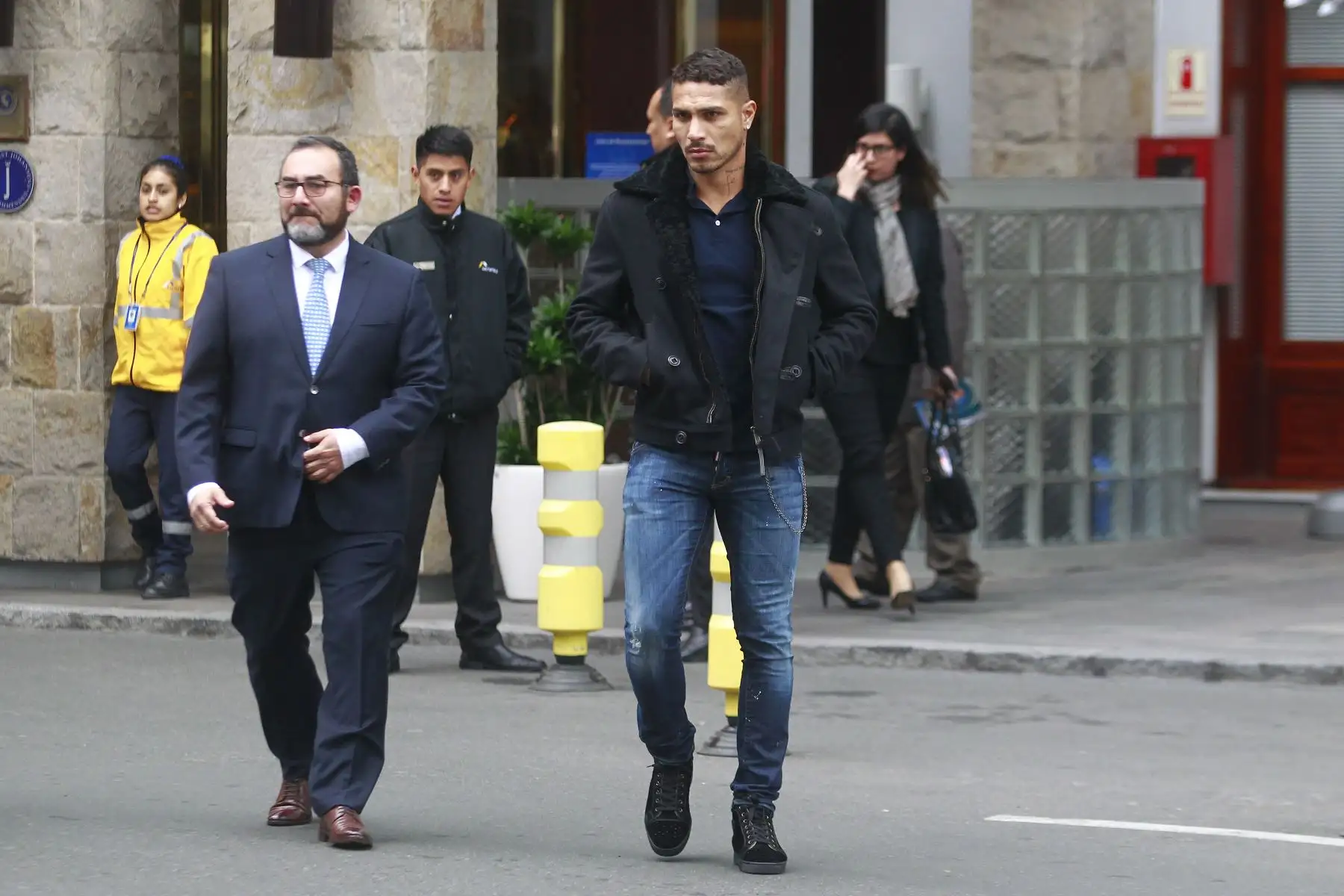 Salida de Paolo Guerrero del Swissotel luego de la inspección judicial por el caso de dopaje. Foto: ANDINA/Eddy Ramos
