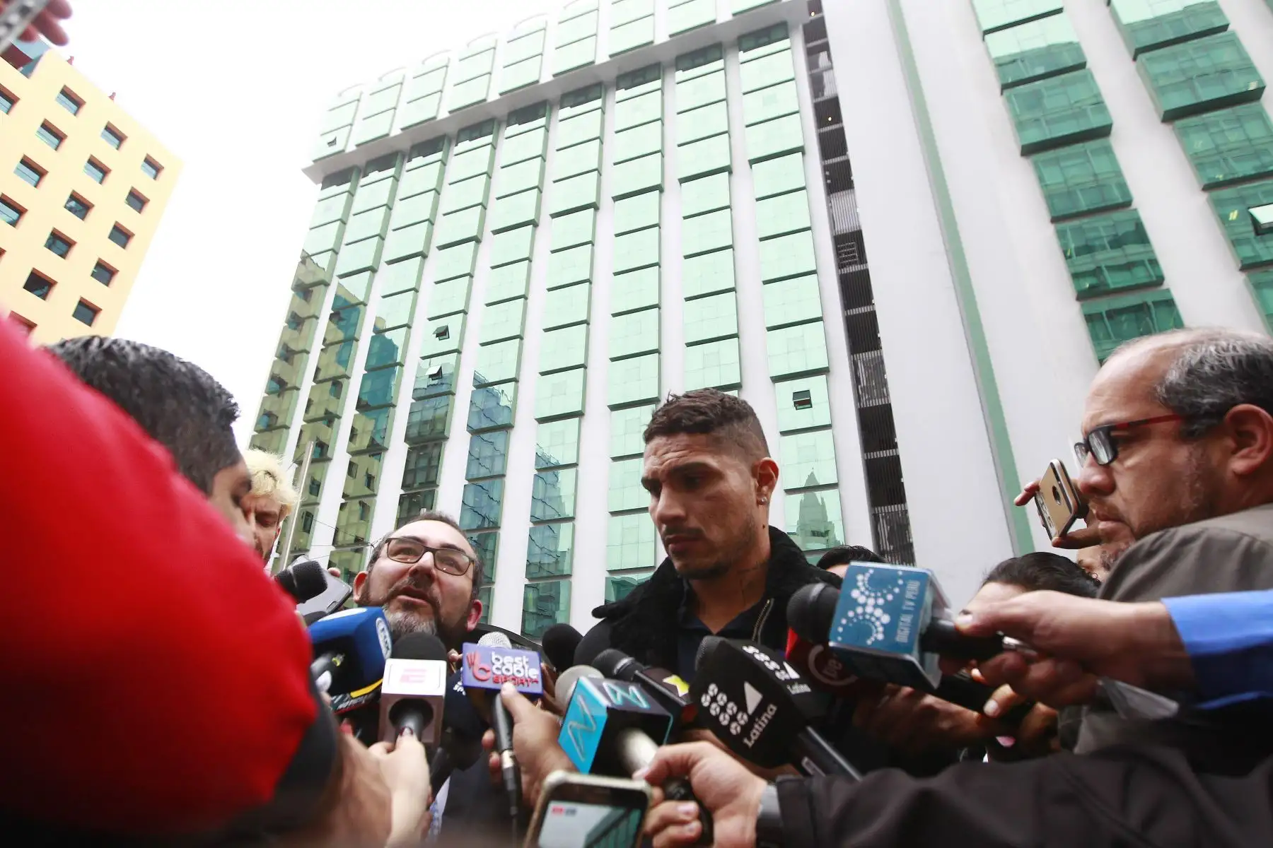 Salida de Paolo Guerrero del Swissotel luego de la inspección judicial por el caso de dopaje. Foto: ANDINA/Eddy Ramos