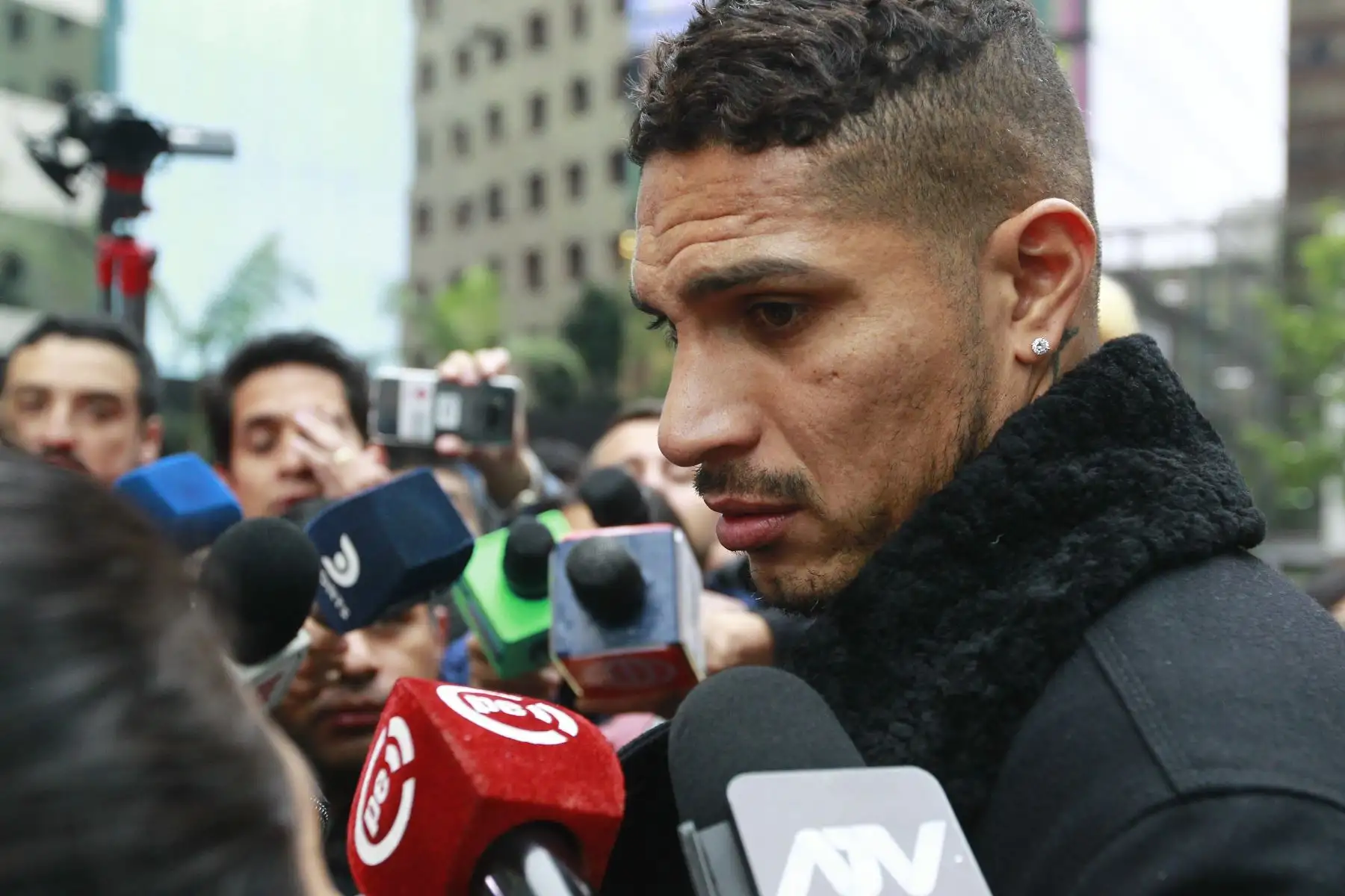 Salida de Paolo Guerrero del Swissotel luego de la inspección judicial por el caso de dopaje. Foto: ANDINA/Eddy Ramos