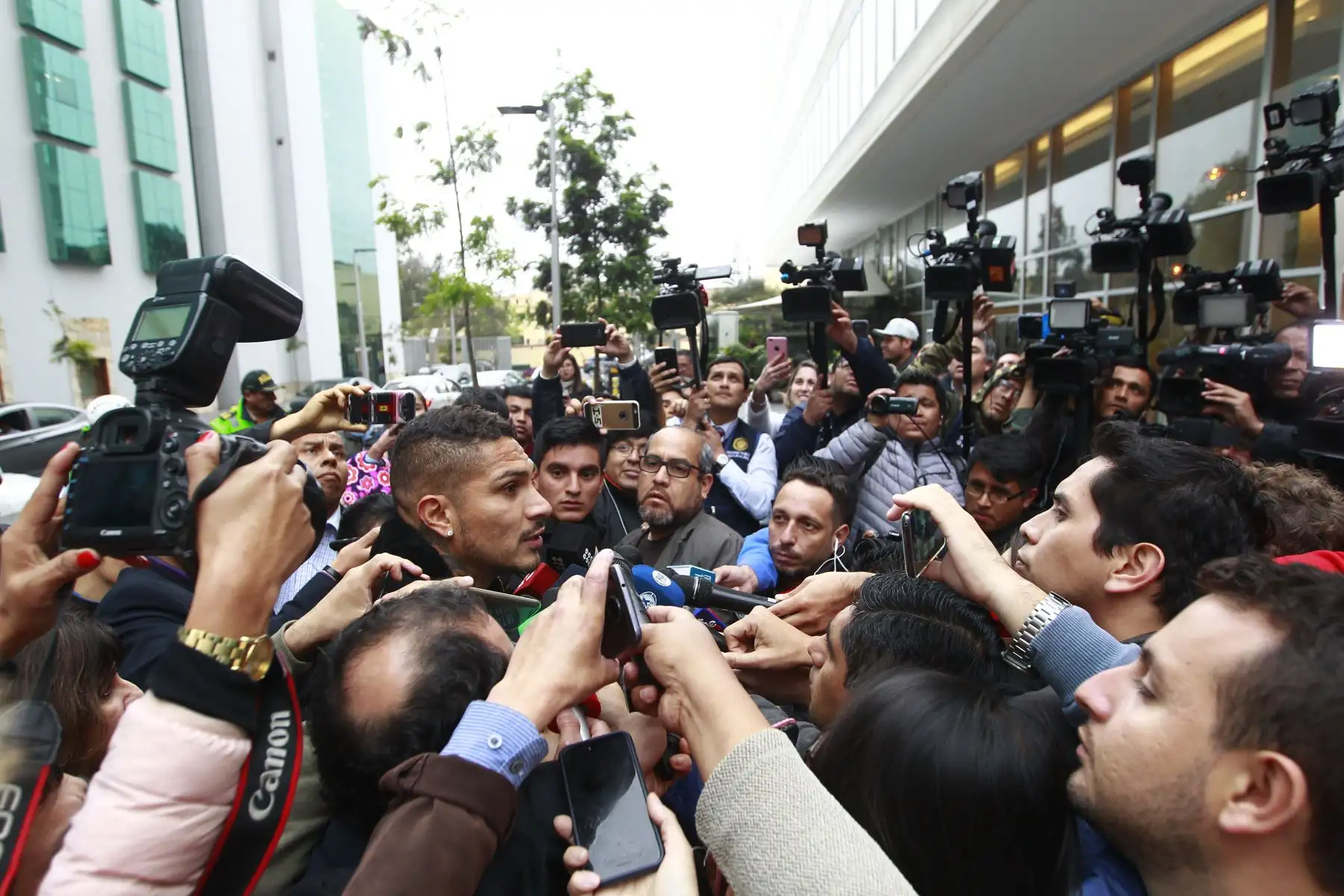 Salida de Paolo Guerrero del Swissotel luego de la inspección judicial por el caso de dopaje. Foto: ANDINA/Eddy Ramos