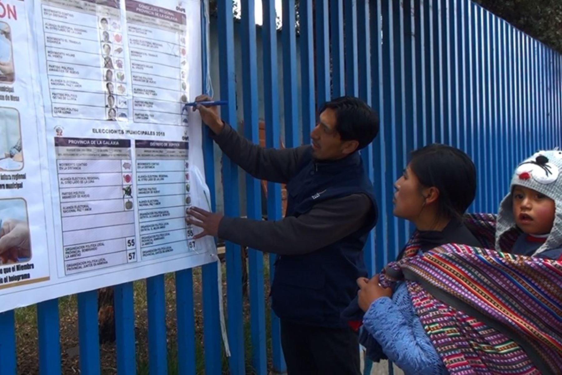 Personal de la ONPE capacita cómo votar a ciudadanos de la ciudad de Cerro de Pasco. ANDINA