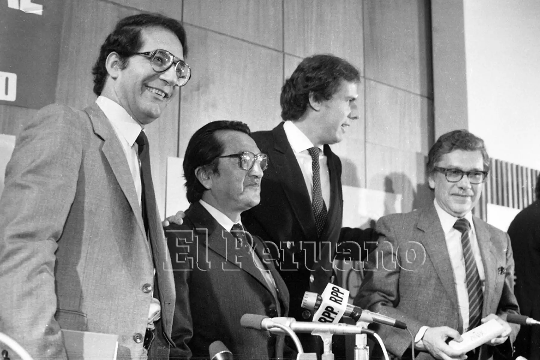 Debate municipal entre Ricardo Amiel del PPC, Alfonso Barrantes de Izquierda Unida, Alfredo Barnechea del Apra y Alfonso Grados Bertorini de Acción Popular (1983). Foto: Archivo Histórico de EL PERUANO / Máximo Miralles