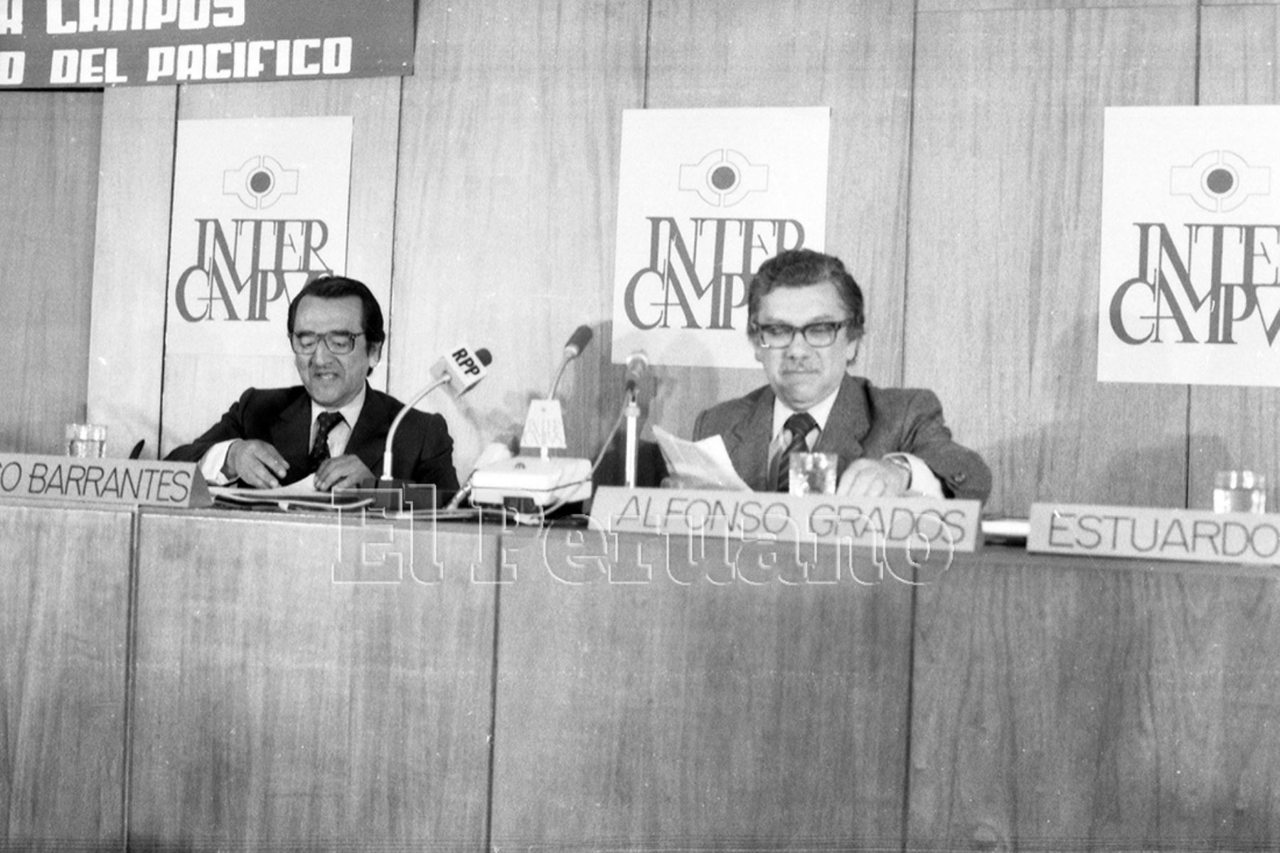 Alfonso Barrantes de Izquierda Unida y Alfonso Grados Bertorini de Acción Popular durante el debate municipal (1983). Foto: Archivo Histórico de EL PERUANO / Máximo Miralles