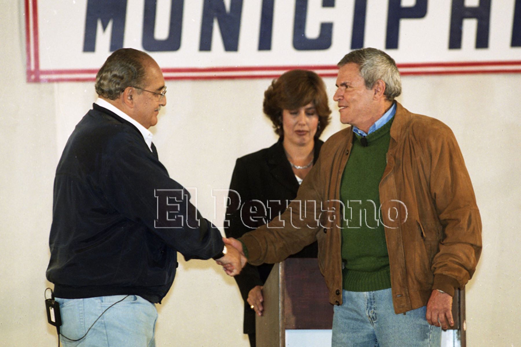Debate electoral entre Alberto Andrade Carmona y Luis Castañeda Lossio en Manchay (2002). Foto: Diario Oficial EL PERUANO / Jack Ramón
