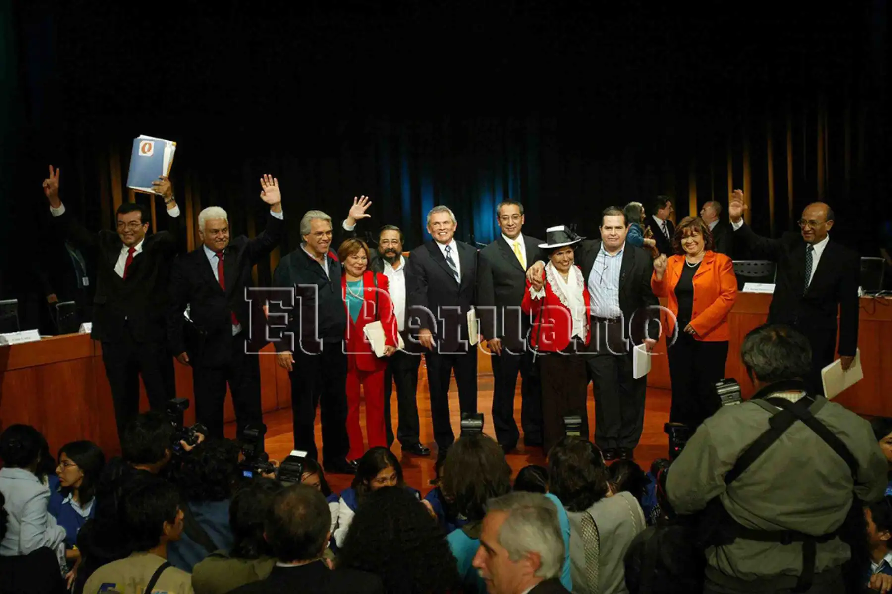 Los candidatos a la alcaldía de Lima posan para la prensa al finalizar el debate municipal (2006). Foto: Diario Oficial EL PERUANO / Pedro Cárdenas