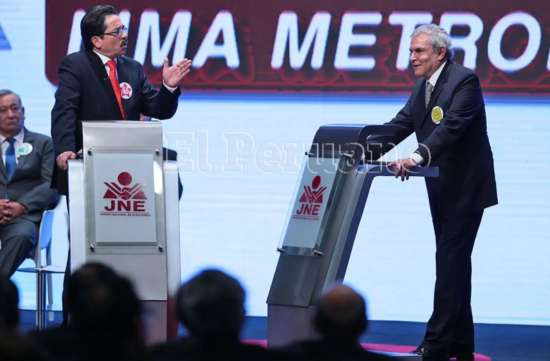 Los candidatos Enrique Cornejo del Partido Aprista Peruano y Luis Castañeda Lossio de Solidaridad Nacional durante el  debate municipal (2014).  Foto: Diario Oficial EL PERUANO / Carlos Lezama