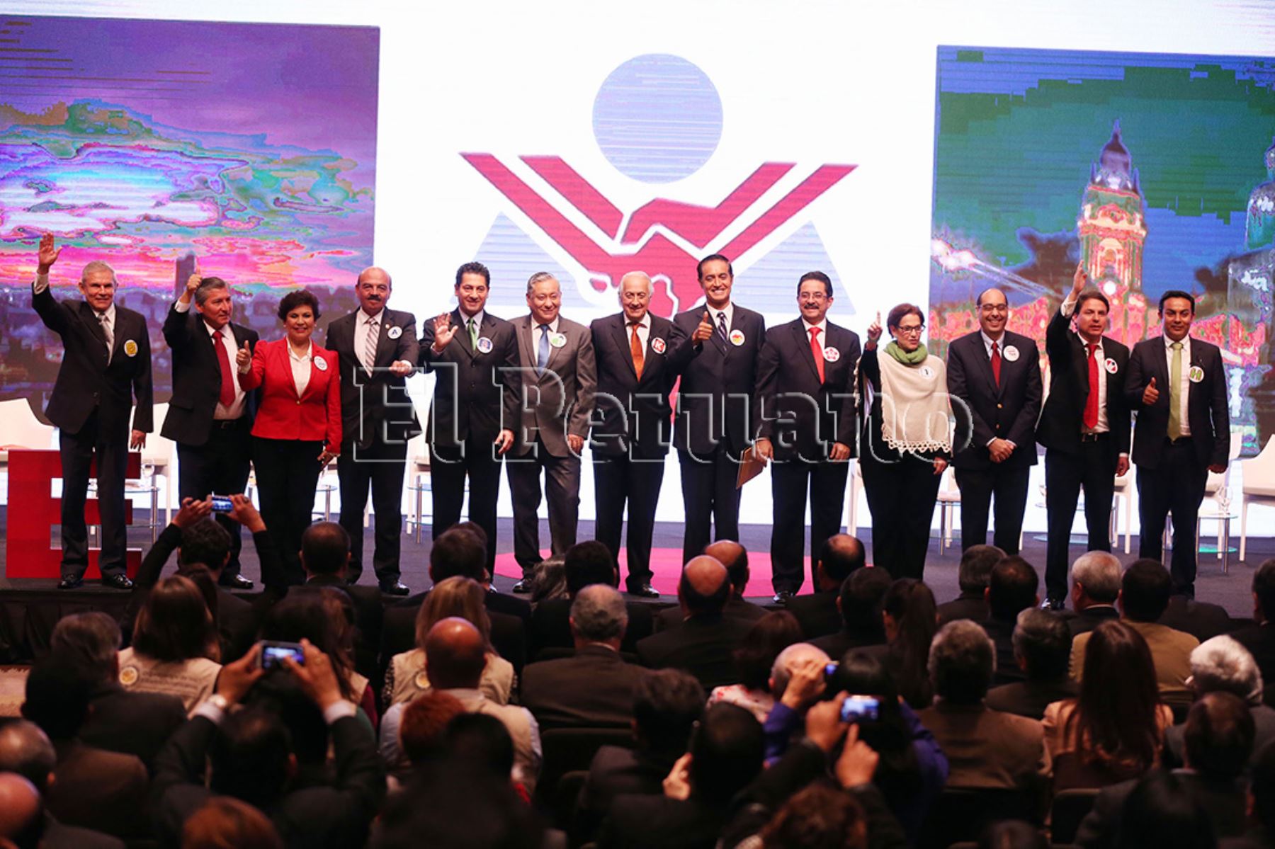 Los candidatos a la alcaldía de Lima posan para la prensa al finalizar el Debate Municipal (2014). Foto: Diario Oficial EL PERUANO / Vidal Tarqui