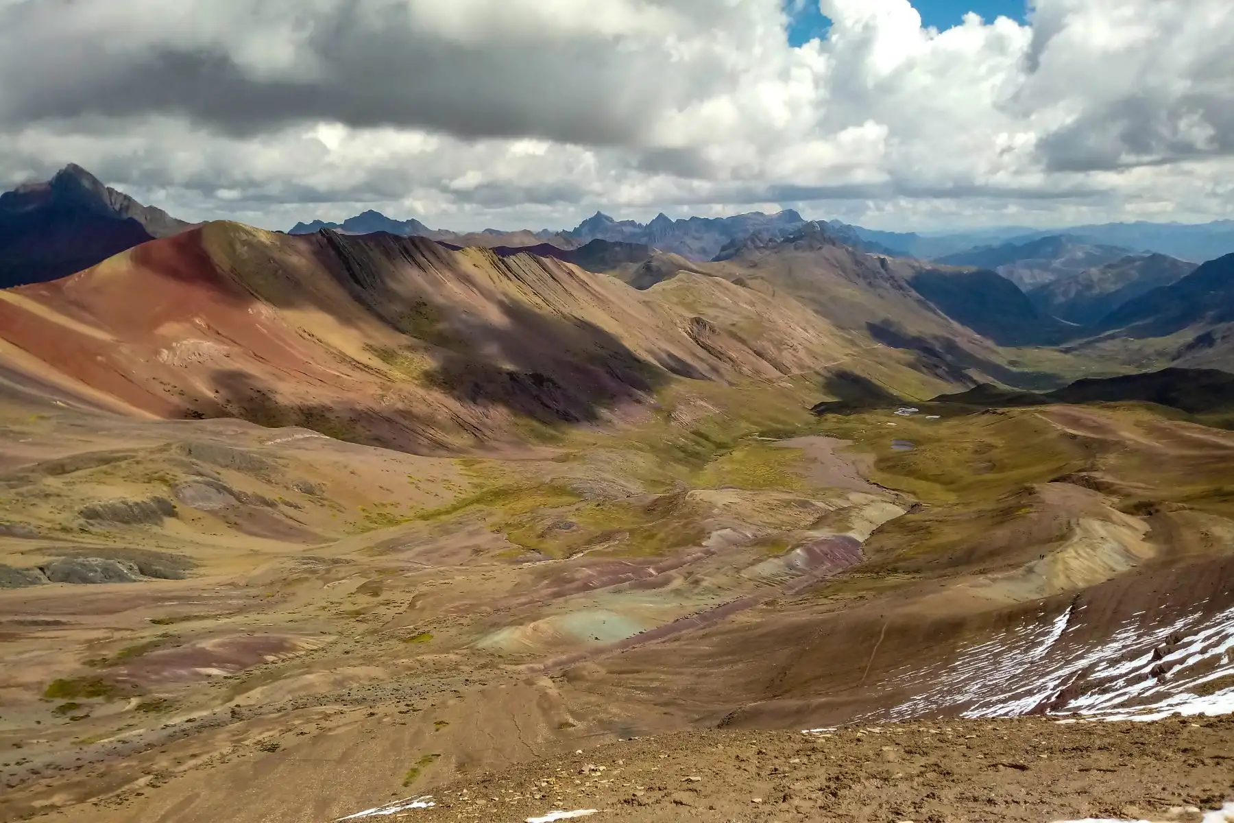 Asimismo, camino a Vinicunca los turistas pueden visitar el nuevo centro artesanal de Ccori Ttika Pallay ubicado en Chillihuani y que se desarrolló en el marco de la estrategia del programa Minam+CAF para generar oportunidades de econegocios sostenibles haciendo uso responsable de recursos naturales y la biodiversidad de la zona. Foto: ANDINA/proyecto Minam-CAF