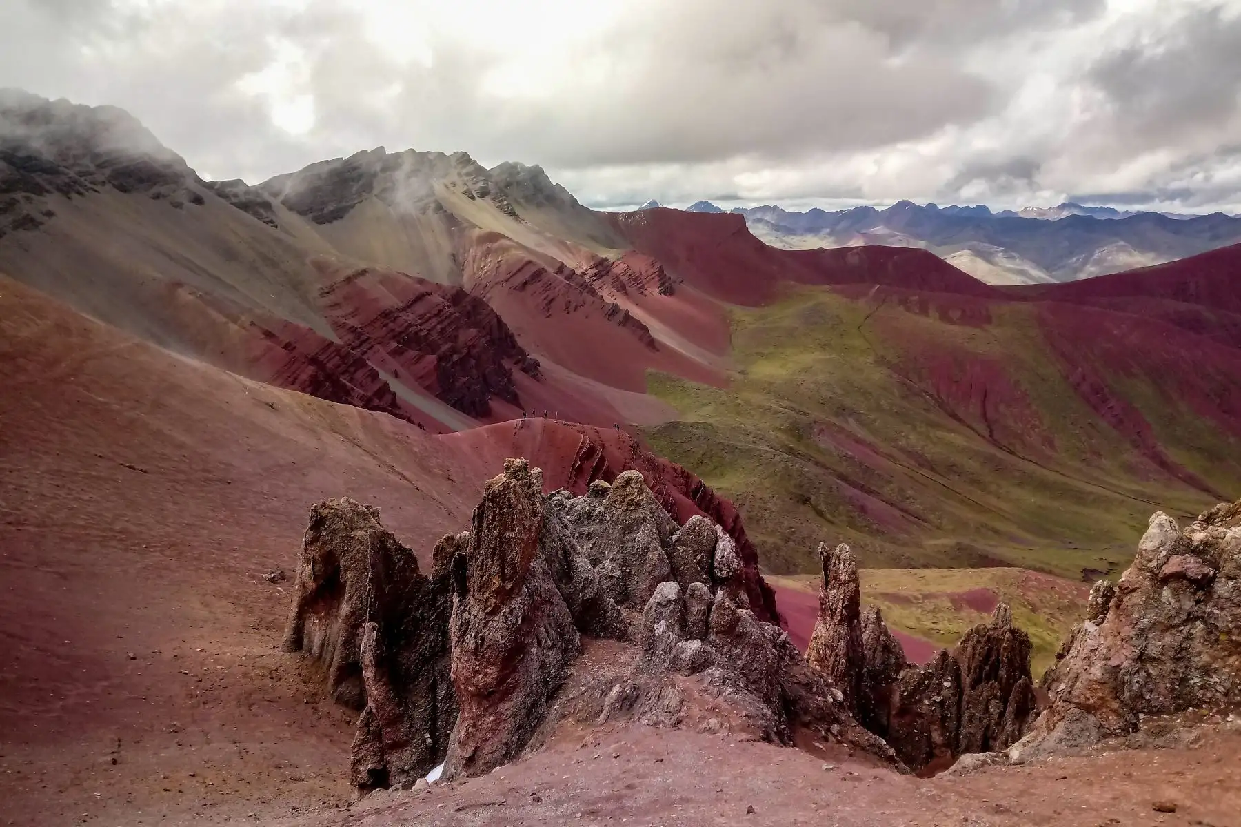 La autoridad indicó que en mayo último se hizo el lanzamiento oficial de la ruta al Vinicunca por el distrito de Cusipata (ya que comparte el atractivo con la provincia de Canchis), y resaltó que es “el segundo lugar más visitado en Cusco, después de Machu Picchu”.