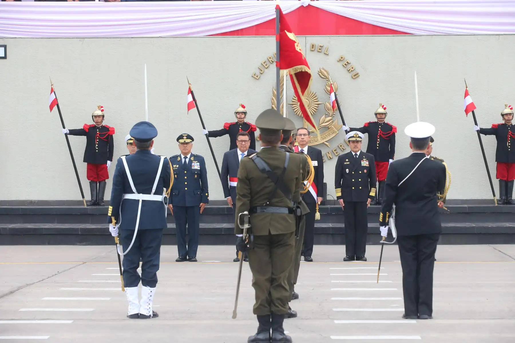 El presidente de la República, Martín Vizcarra, encabeza esta mañana la ceremonia por el Día de las Fuerzas Armadas.Foto: ANDINA/Prensa Presidencia/Juan Carlos Guzman