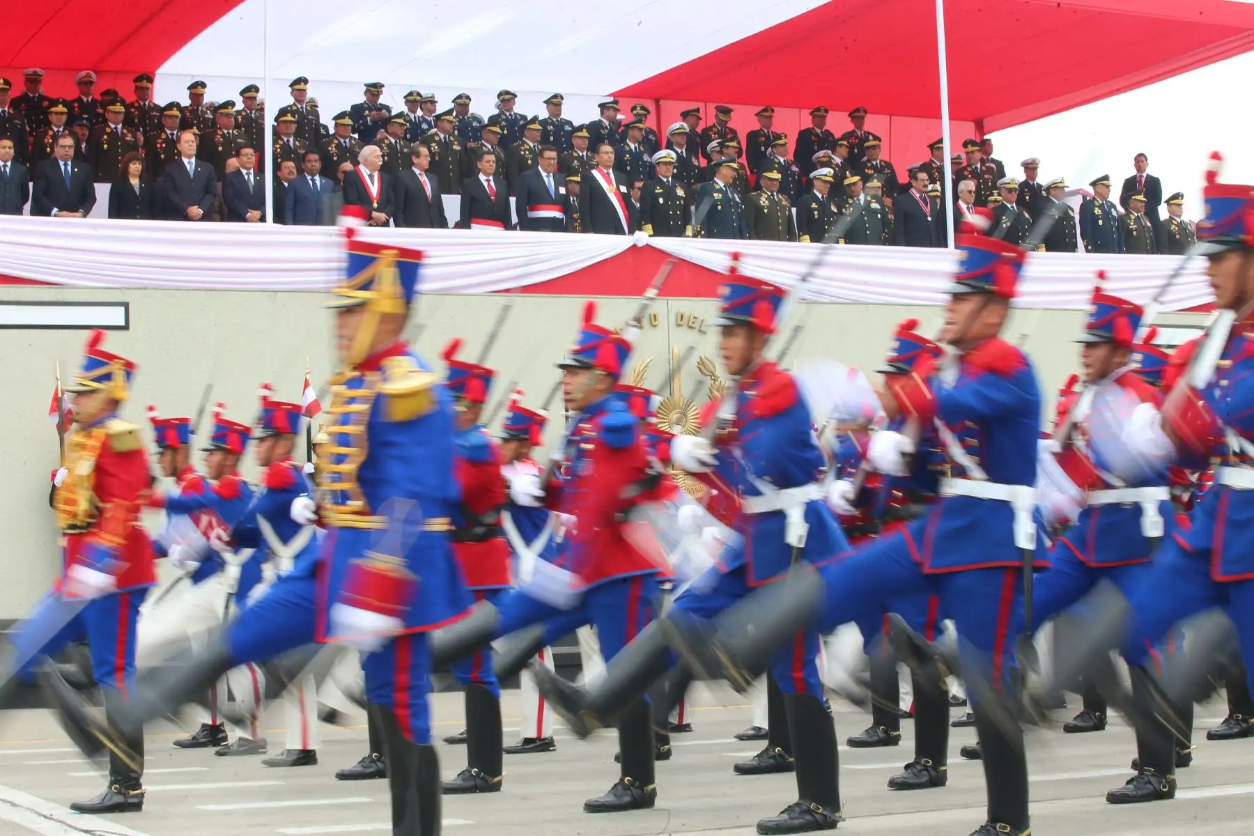 El presidente de la República, Martín Vizcarra, encabeza esta mañana la ceremonia por el Día de las Fuerzas Armadas.Foto: ANDINA/Prensa Presidencia/Juan Carlos Guzman