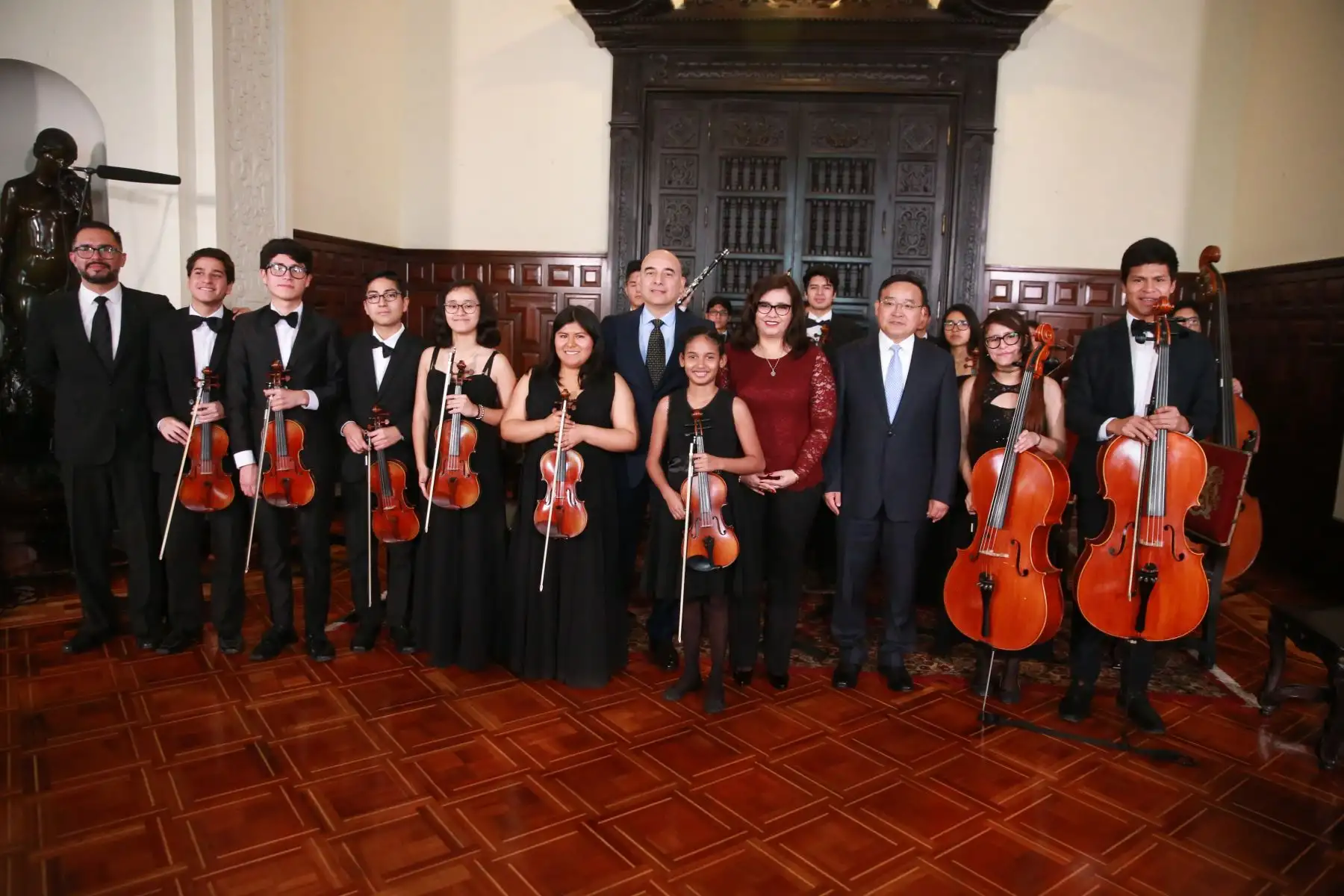 La primera dama Maribel Díaz participó esta mañana en la ceremonia de entrega de donación de instrumentos musicales a Sinfonía por el Perú por parte de la Embajada de China. Foto: ANDINA/Vidal Tarqui/ Prensa Presidencia