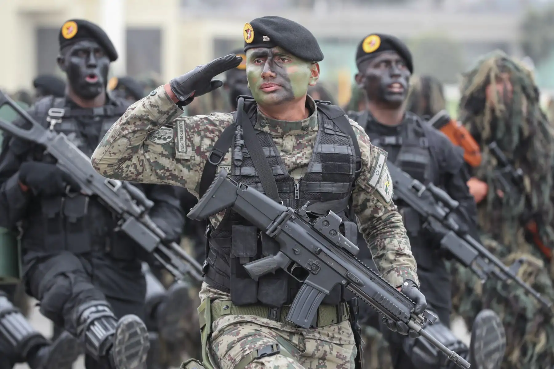 Con desfile de honor del personal militar del Ejercito, Marina de Guerra y Fuerza Aérea, finalizó la ceremonia central por el Día de las Fuerzas Armadas en el Cuartel General del Ejército.Foto: ANDINA/Mindef