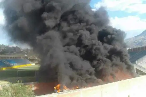 Al menos una decena de módulos de vivienda para damnificados del fenómeno de El Niño Costero resultaron destruidas por un incendio de regulares proporciones ocurrido cerca al estadio Fernández, ubicado en la provincia de Yungay, en la región Áncash.