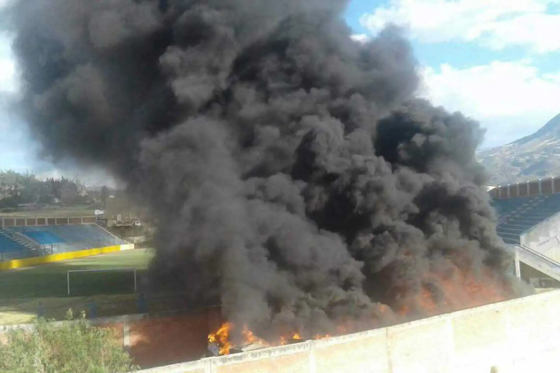 Al menos una decena de módulos de vivienda para damnificados del fenómeno de El Niño Costero resultaron destruidas por un incendio de regulares proporciones ocurrido cerca al estadio Fernández, ubicado en la provincia de Yungay, en la región Áncash.