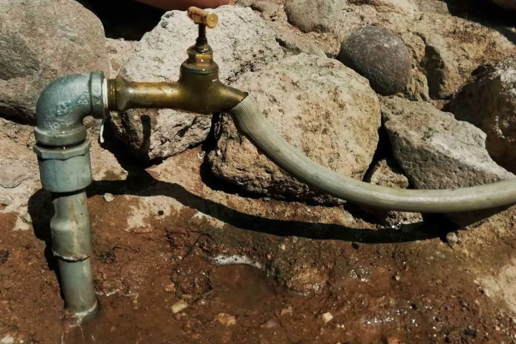 Ante los reclamos constantes de pobladores de las zonas periféricas de Ayacucho, quienes demandan formalizar su servicio de agua potable, la Superintendencia Nacional de Servicios de Saneamiento (Sunass) verificó el estado situacional de sus conexiones de agua.