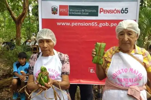 Las usuarias de Pensión 65, Reydelinda Vela Valles y Virginia Hurtado Gavidia, compartieron sus conocimientos y experiencia gastronómicos para enseñar a los escolares de la institución educativa Dionisio Ocampo Chávez, ubicada en la localidad de Yantaló, en la ciudad de Moyobamba, región San Martín.