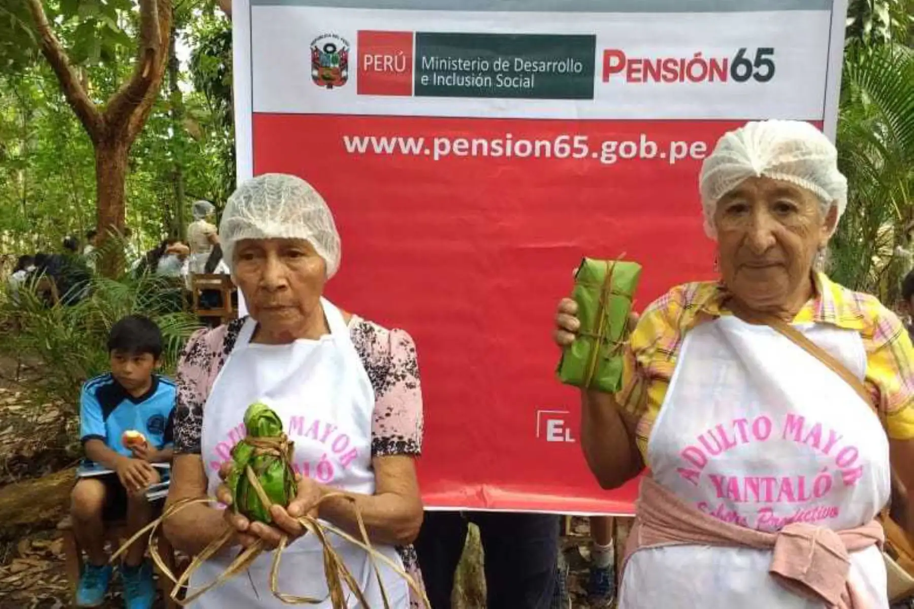 Las usuarias de Pensión 65, Reydelinda Vela Valles y Virginia Hurtado Gavidia, compartieron sus conocimientos y experiencia gastronómicos para enseñar a los escolares de la institución educativa Dionisio Ocampo Chávez, ubicada en la localidad de Yantaló, en la ciudad de Moyobamba, región San Martín.