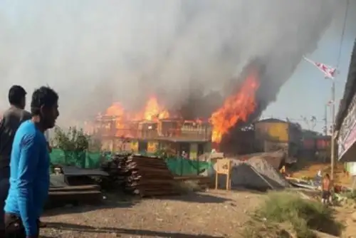 Arequipa: incendio urbano en distrito de Llochegua destruyó 15 viviendas
