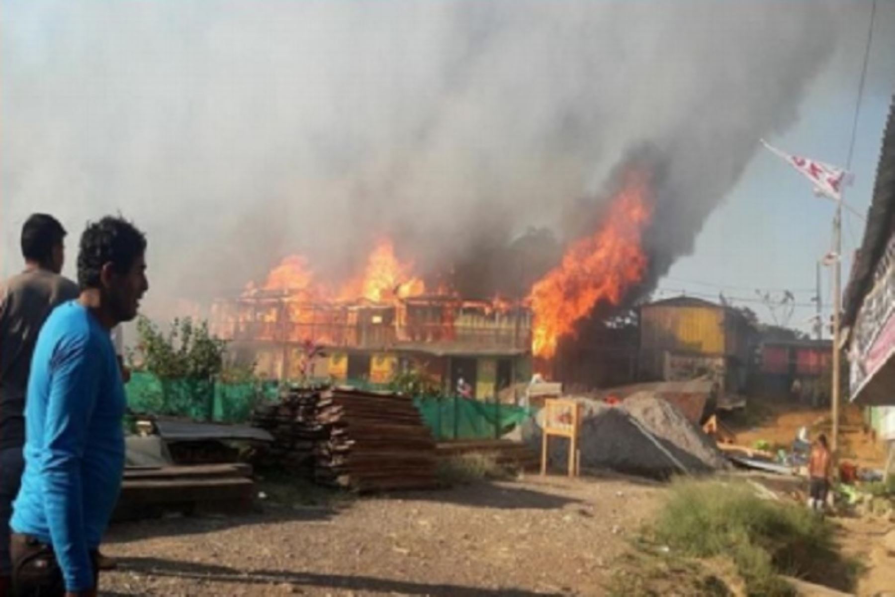 Arequipa: incendio urbano en distrito de Llochegua destruyó 15 viviendas