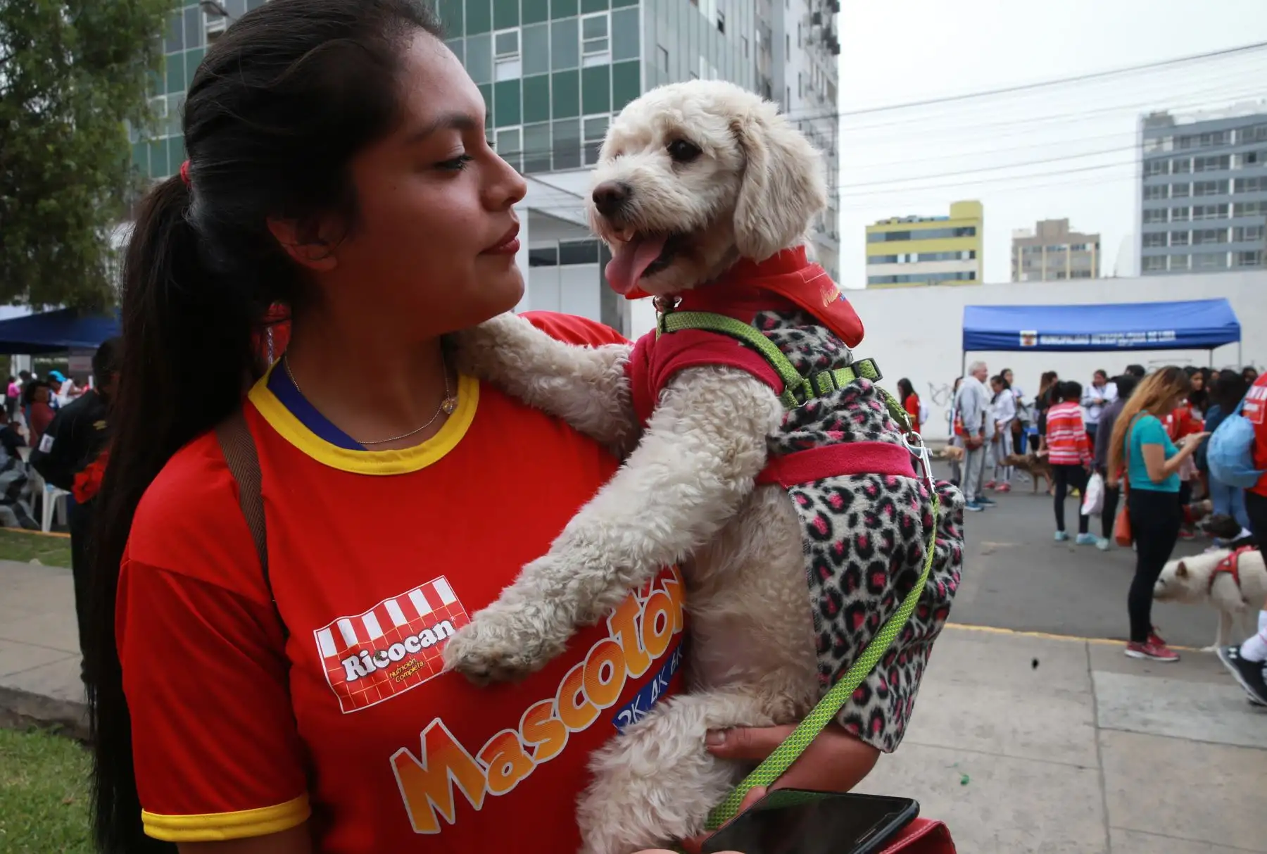 Los vecinos de Lima participaron hoy en la “Mascotón 2018”, con el propósito de promover el estilo de vida saludable a través del ejercicio, así como la interacción entre los ciudadanos y sus animales. Foto: ANDINA/Norman Córdova