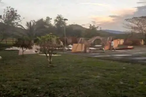 La ocurrencia de lluvias acompañadas de vientos fuertes en la región San Martín ha dejado hasta el momento 16 familias afectadas en el distrito de Juan Guerra, al haberse destechado las viviendas, al igual que dos instituciones educativas, informó el Instituto Nacional de Defensa Civil (Indeci).