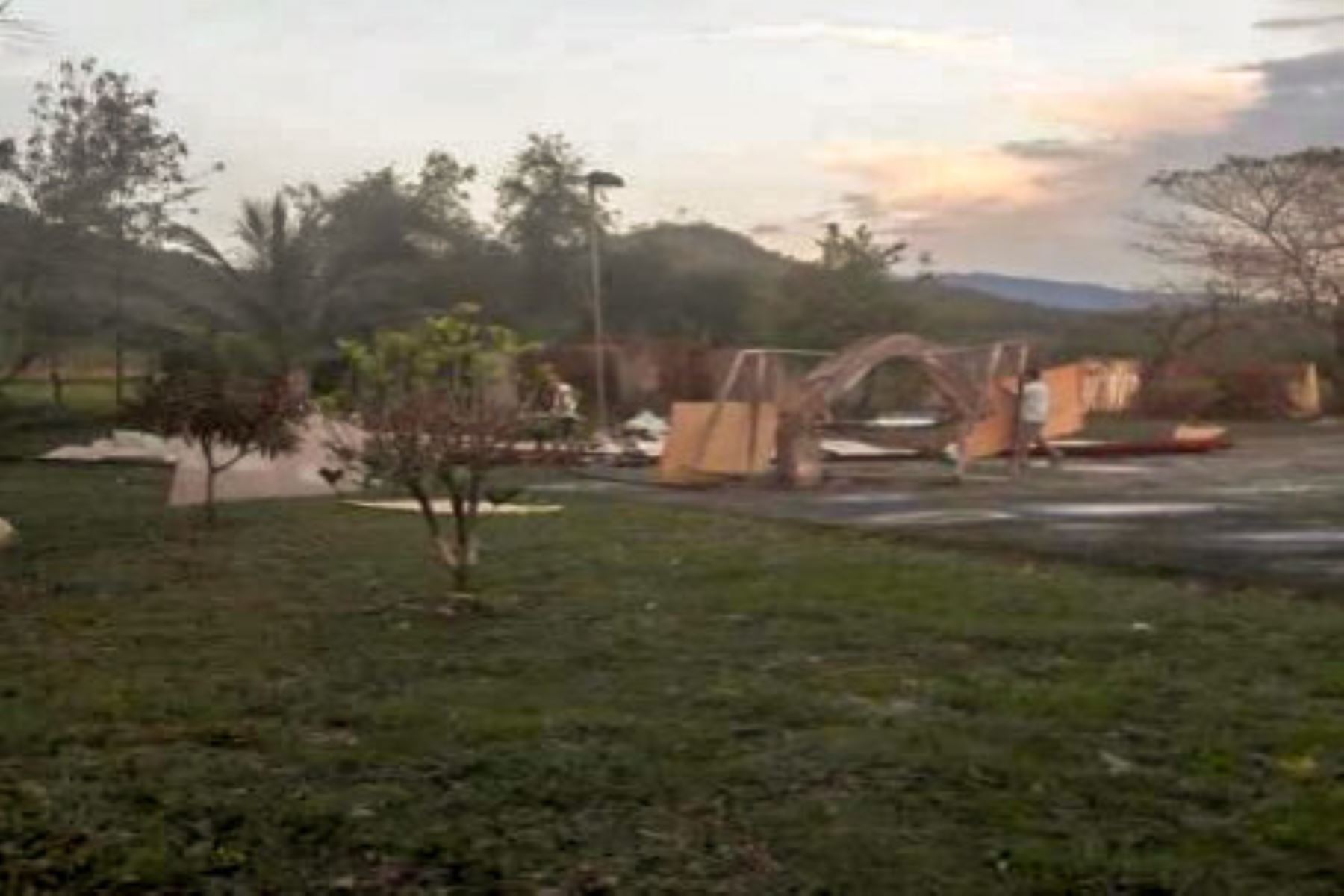 La ocurrencia de lluvias acompañadas de vientos fuertes en la región San Martín ha dejado hasta el momento 16 familias afectadas en el distrito de Juan Guerra, al haberse destechado las viviendas, al igual que dos instituciones educativas, informó el Instituto Nacional de Defensa Civil (Indeci).