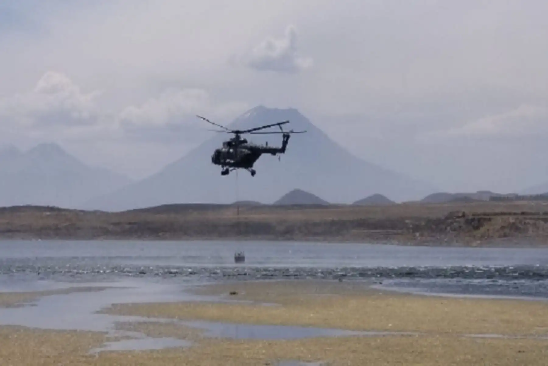 Enfrentando condiciones complicadas, dos helicópteros Mi-17 del Ejército del Perú, tripulado por personal militar de la Fuerza Aérea del Perú (FAP) lograron extinguir el incendio forestal registrado desde ayer en el distrito de Pocsi, provincia y región Arequipa, tras usar un total de 38,4000 litros de agua.