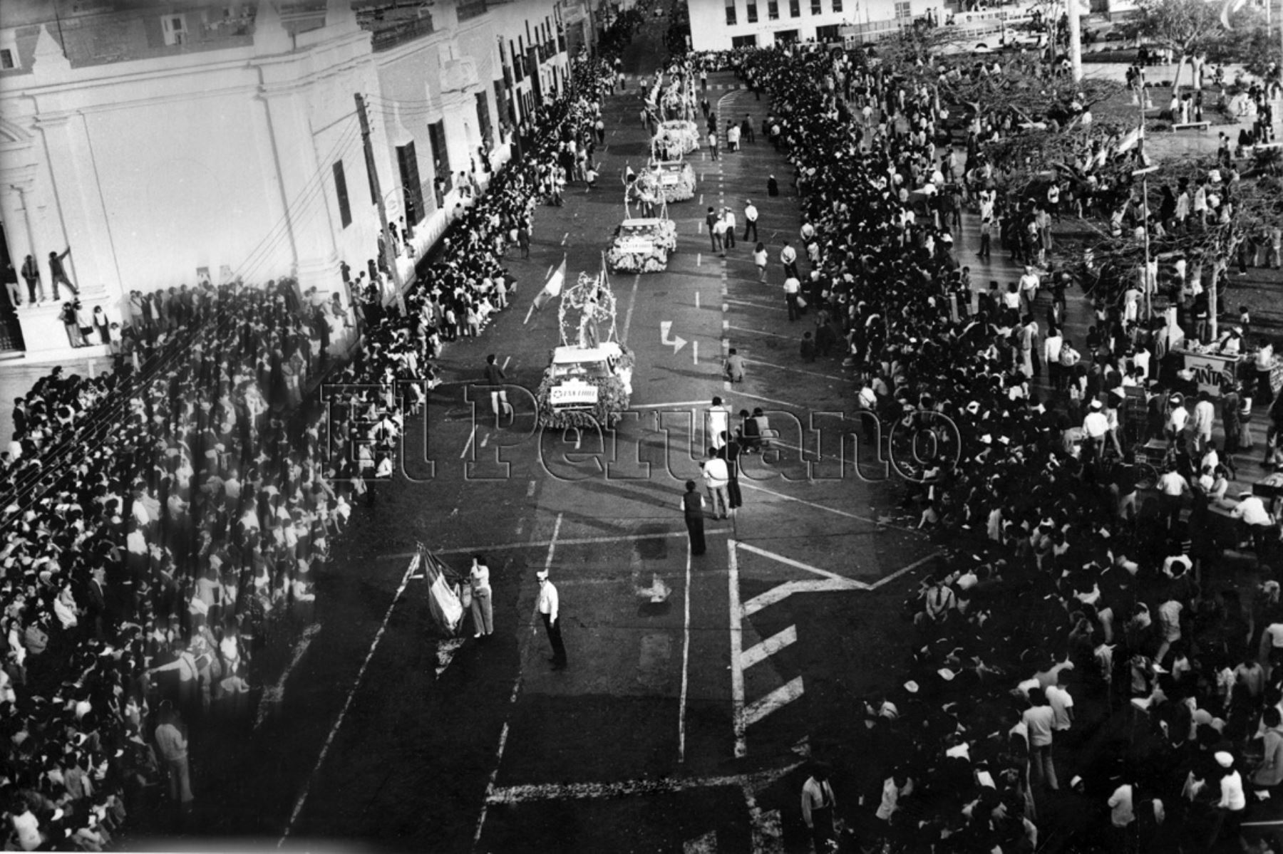 Trujillo - Celebración del Festival de la Primavera, en la Plaza de Armas bajo la atenta mirada del público (1 octubre 1973). 
Foto: Diario Oficial EL PERUANO