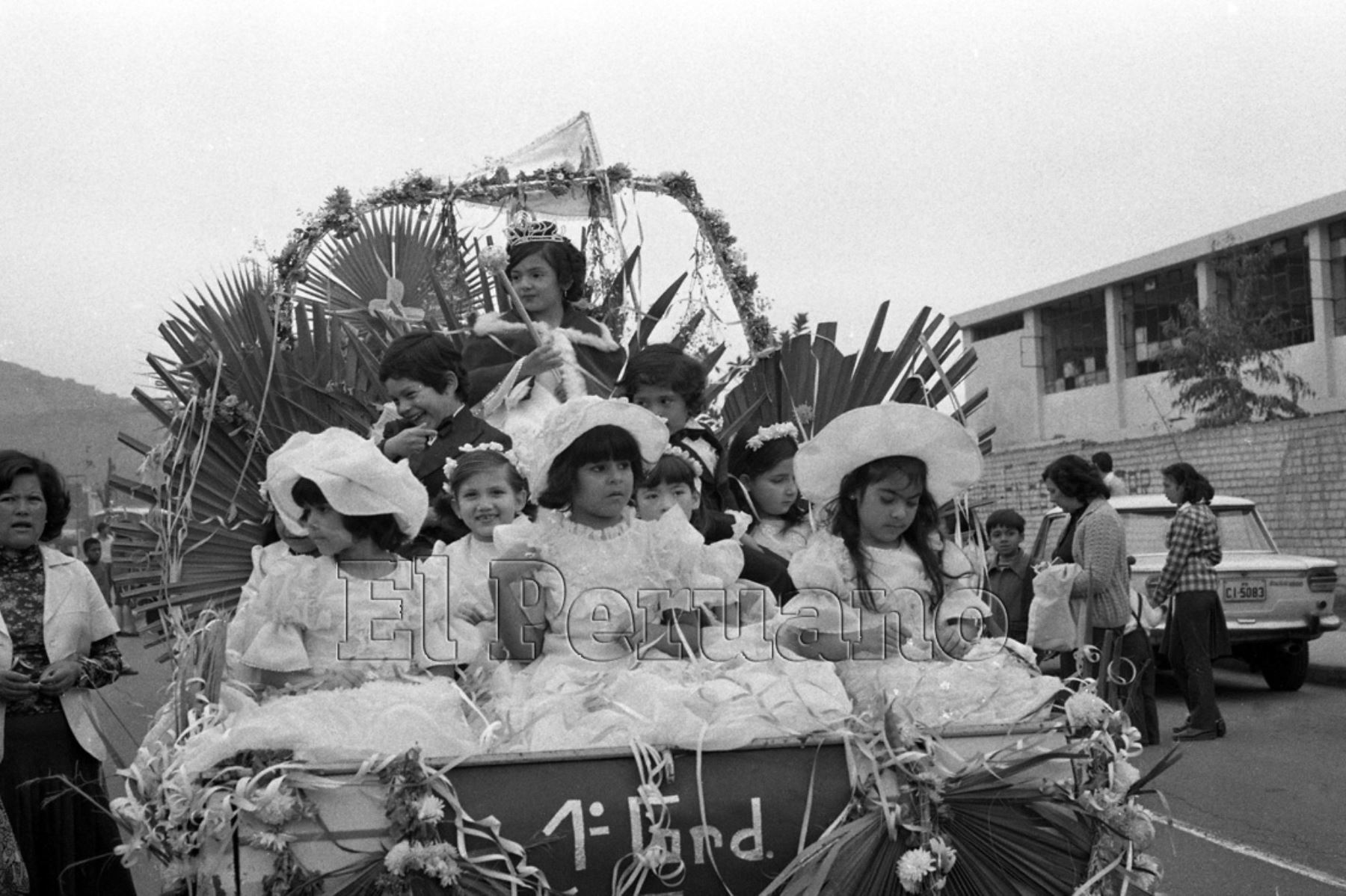Pequeños celebran la llegada de la primavera, en el distrito del Rímac (6 octubre 1979). Foto: Diario Oficial EL PERUANO / Maximo Miralles
