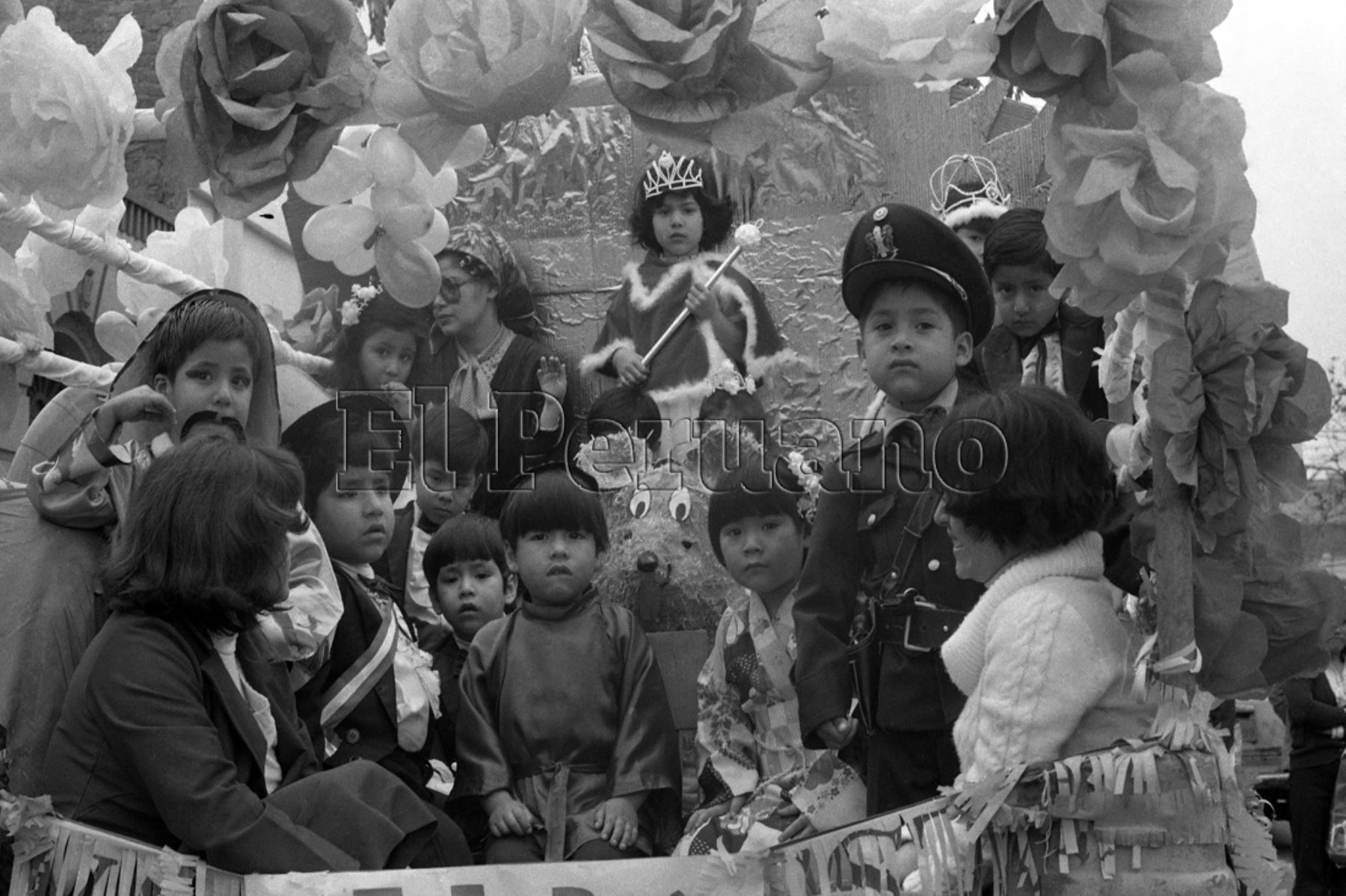Celebraciones por la  primavera, niños personificando a una reina y su séquito (25 setiembre 1981). Foto: Diario Oficial EL PERUANO