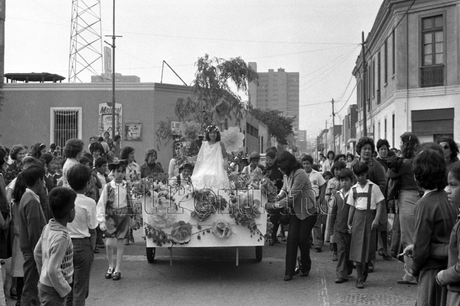 Bienvenida a la primavera, escolares también realicen celebraciones (30 setiembre 1981). Foto: Diario Oficial EL PERUANO / Américo Alburquerque