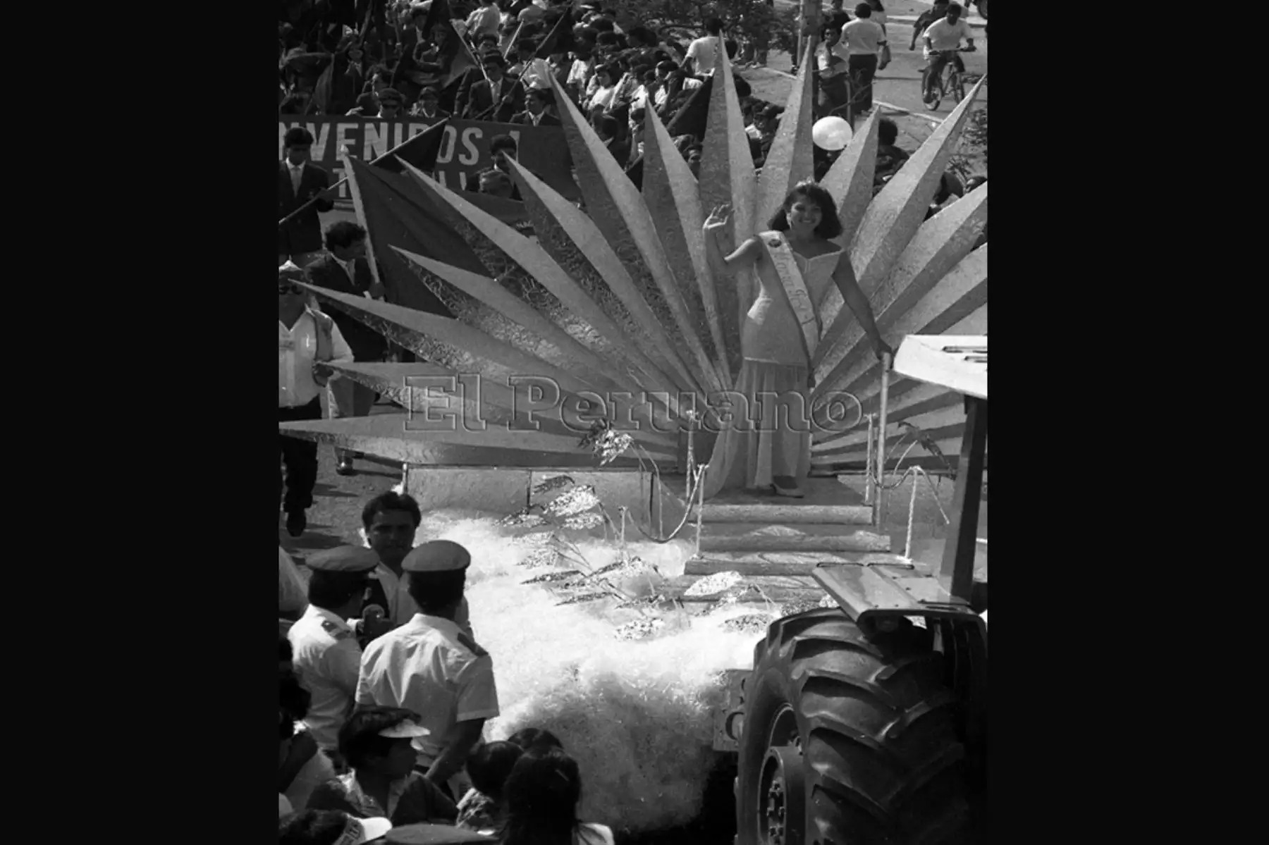 Trujillo - Bella joven forma parte del corzo en los festejos por el Festival de la Primavera  (12 octubre 1992) 
.Foto Diario EL PERUANO