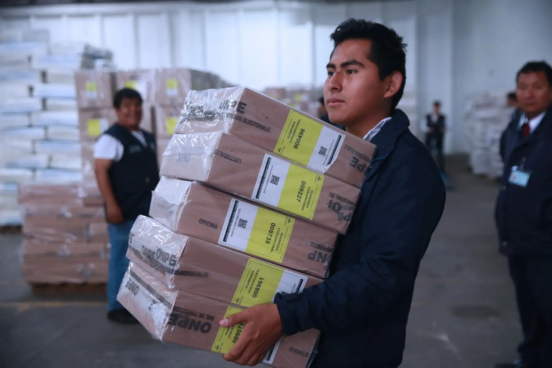 También incluye el paquete de útiles electorales para los miembros de mesa, cartillas de instrucción para los miembros de mesa, sobres plásticos para las actas electores, láminas protectoras de los resultados electorales y cabinas de votación, entre otros. .Foto: ANDINA/Norman Córdova