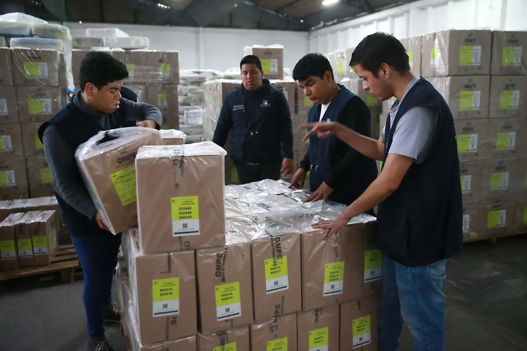Para las circunscripciones donde se aplicará el Voto Electrónico Presencial (VEP) y el Sistema de Escrutinio  Automatizado (SEA), igualmente se despliega  todos  los equipos necesarios para su aplicación, así como los equipos para la transmisión de los resultados. Foto: ANDINA/Norman Córdova