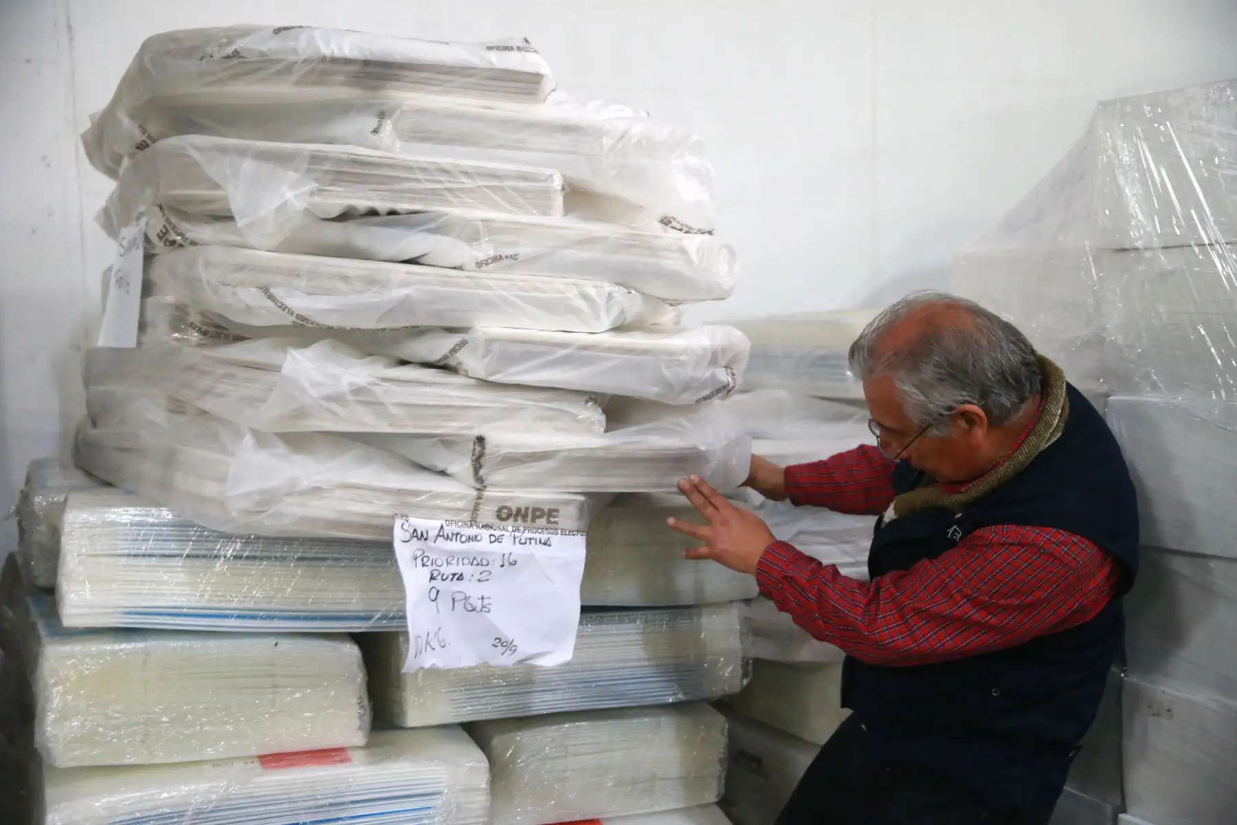 El material electoral consta de cédulas de sufragio, actas electores (de instalación de la mesa, sufragio y escrutinio), los carteles de candidatos, las plantillas Braille y los hologramas. Foto: ANDINA/Norman Córdova
