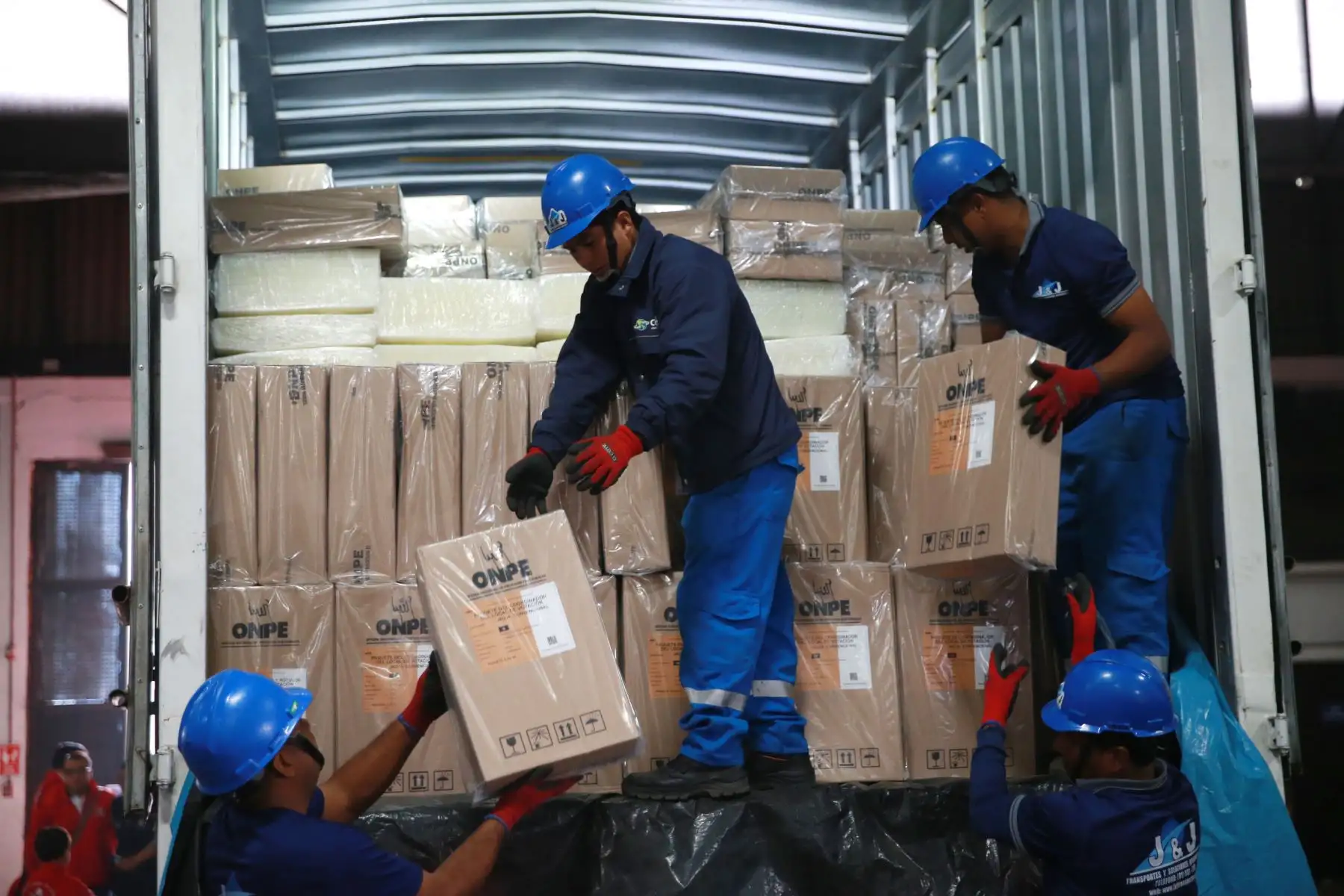 Trasladan más de 52 toneladas de materiales y equipos informáticos que utilizarán 1 millón 891,566 electores. Foto: ANDINA/Norman Córdova