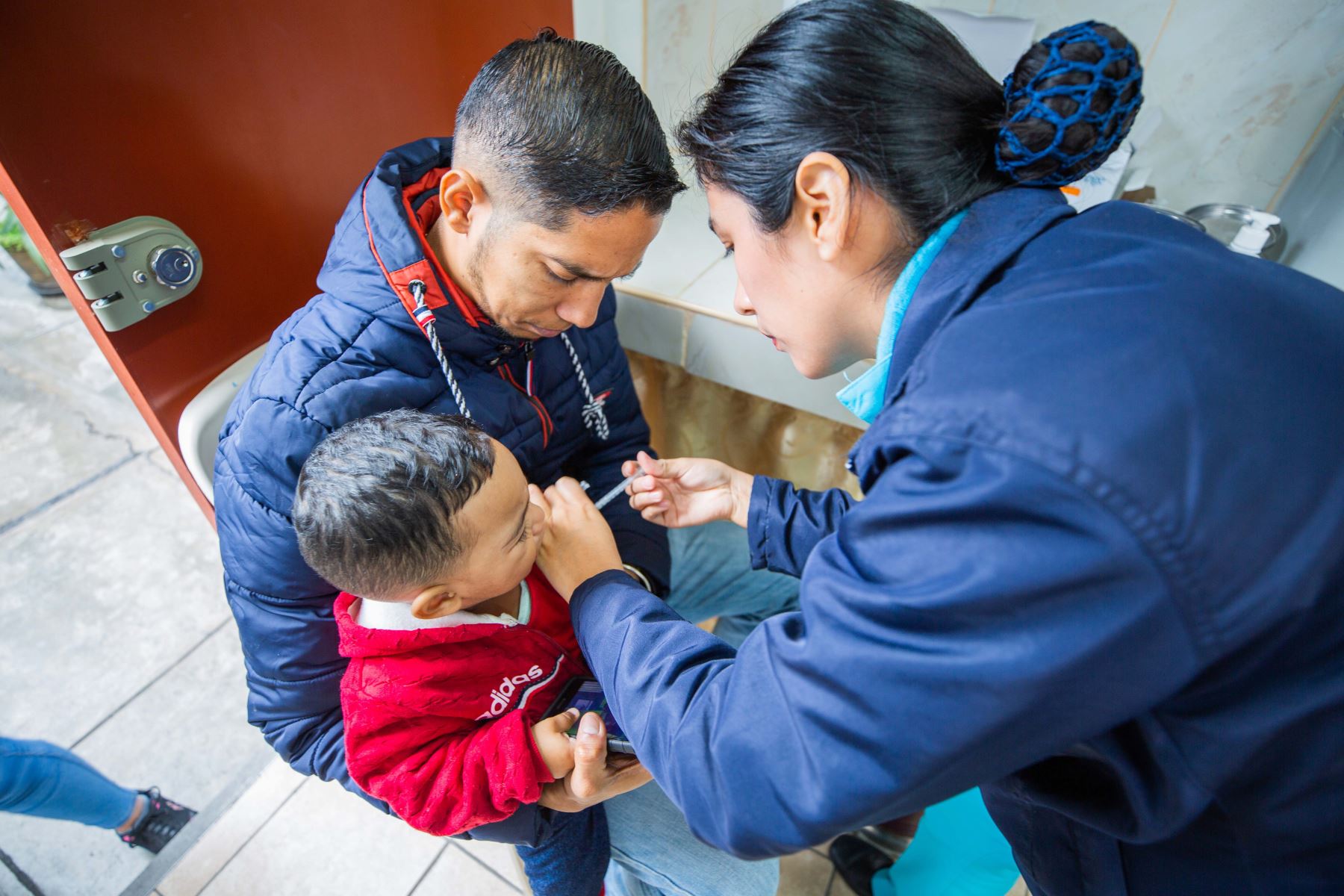Puesto de vacunación en Migraciones atiende a personas que acuden a su sede de Breña a realizar trámites. Foto: Migraciones