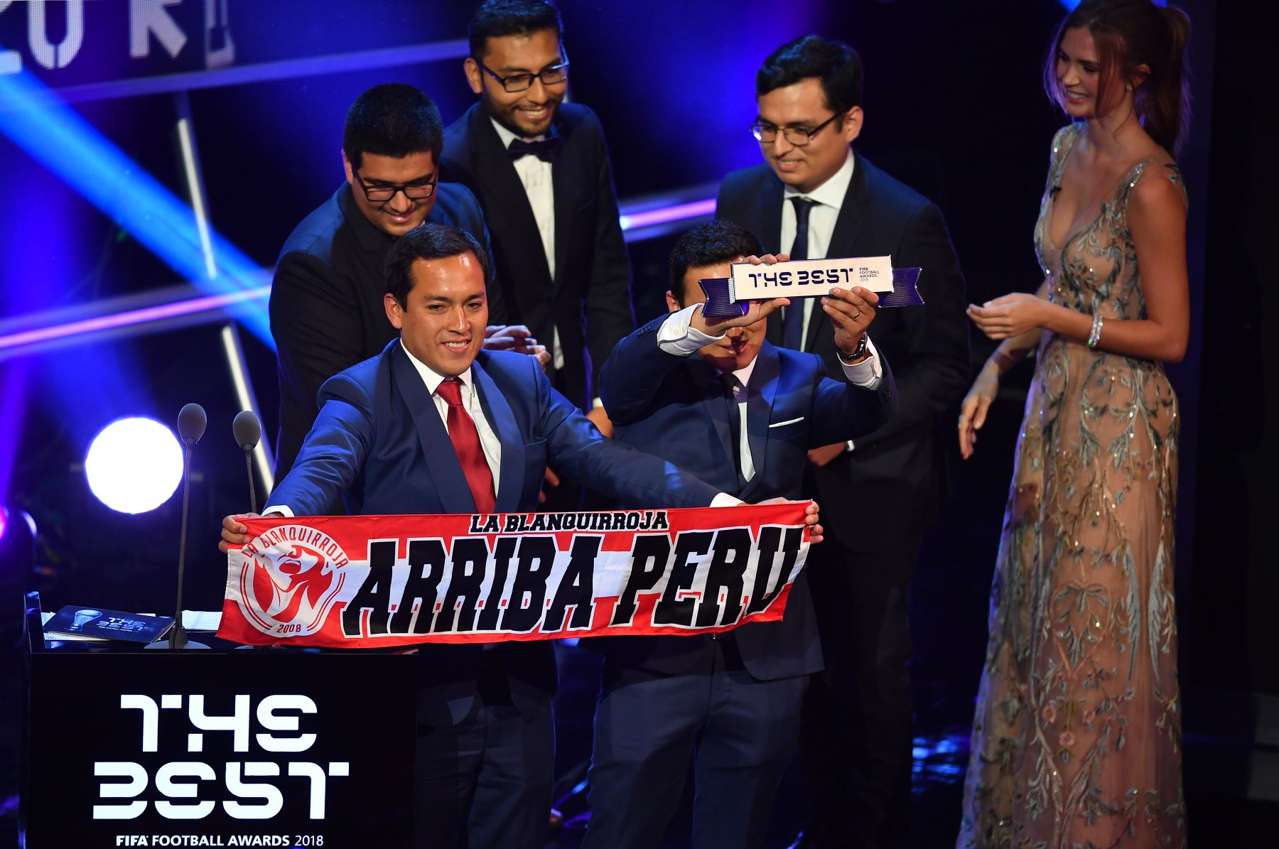 Representantes de hinchas de Perú que visitaron Rusia para la Copa Mundial 2018 hablan después de ganar el trofeo del FIFA Fan Award 2018, premiando al mejor fanático entre septiembre de 2017 y julio de 2018 durante la ceremonia de los Premios de Fútbol de la FIFA, el 24 de septiembre de 2018 en Londres . /AFP