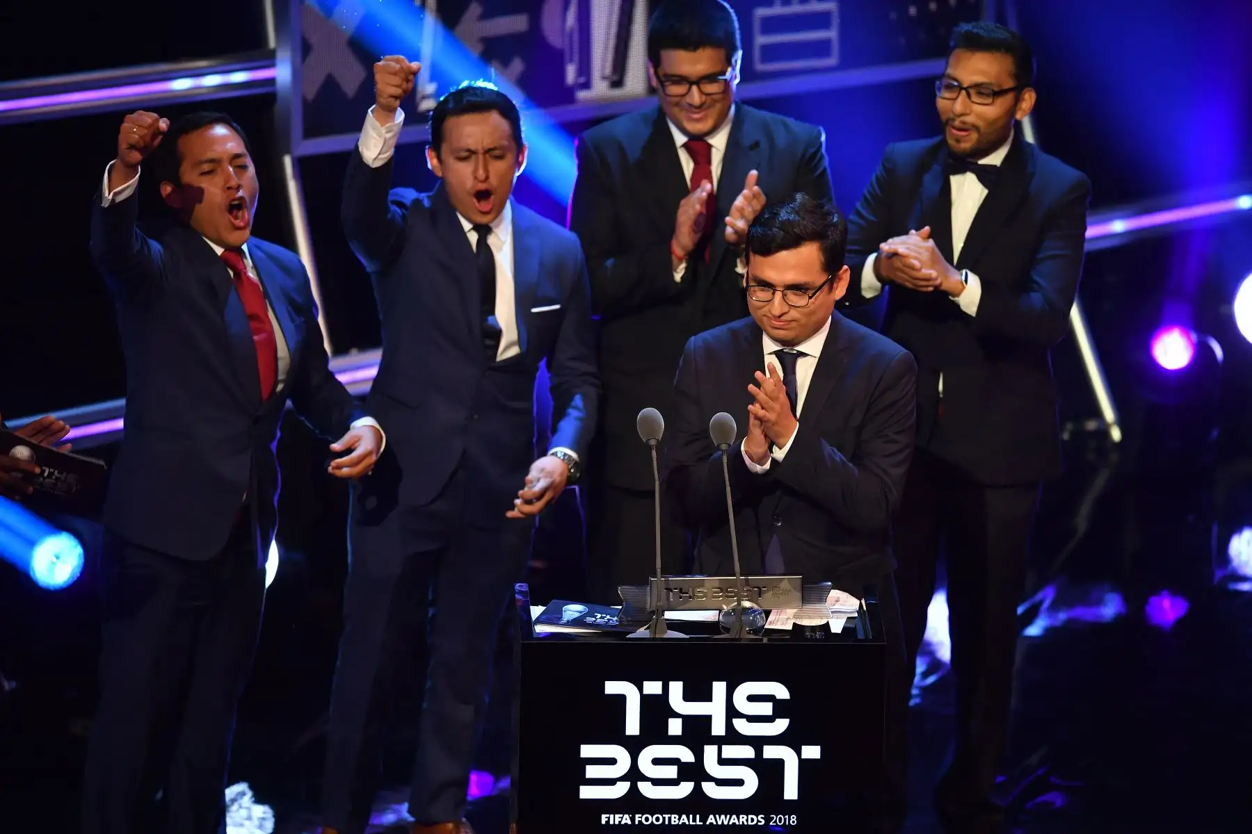 Representantes de hinchas de Perú que se unirán a la Copa Mundial de Fútbol 2018 habrán obtenido el trofeo del FIFA Fan Award 2018, premiando al mejor fanático entre septiembre de 2017 y julio de 2018 durante la ceremonia de los Premios de Fútbol de la FIFA, el 24 de septiembre de 2018 en Londres. AFP