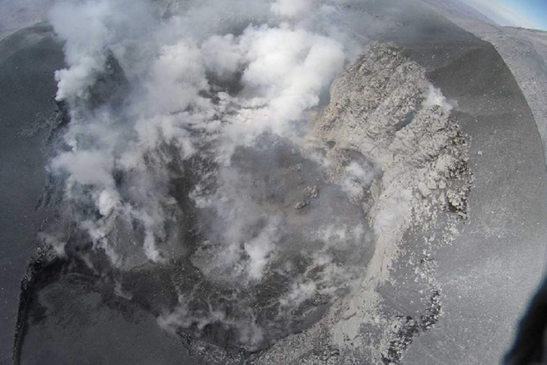 Los drones sobrevolaron el Sabancaya (5967 metros sobre el nivel del mar) y llegaron a elevarse por encima de los 6000 metros de altura, obteniendo registro visual de un cuerpo de magma en la base del mismo cráter del volcán.
