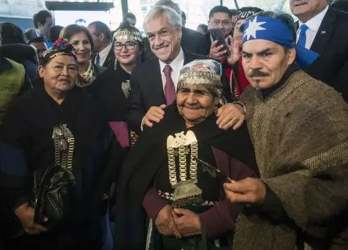 Presidente Sebastián Piñera con miembros de la comunidad indígena mapuche en Temuco Foto: AFP