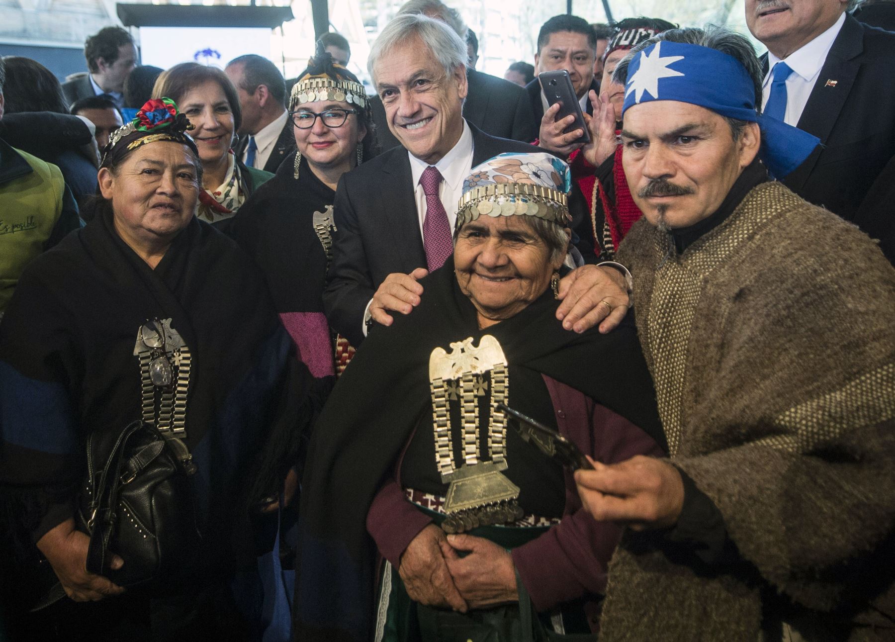 Presidente Sebastián Piñera con miembros de la comunidad indígena mapuche en Temuco Foto: AFP